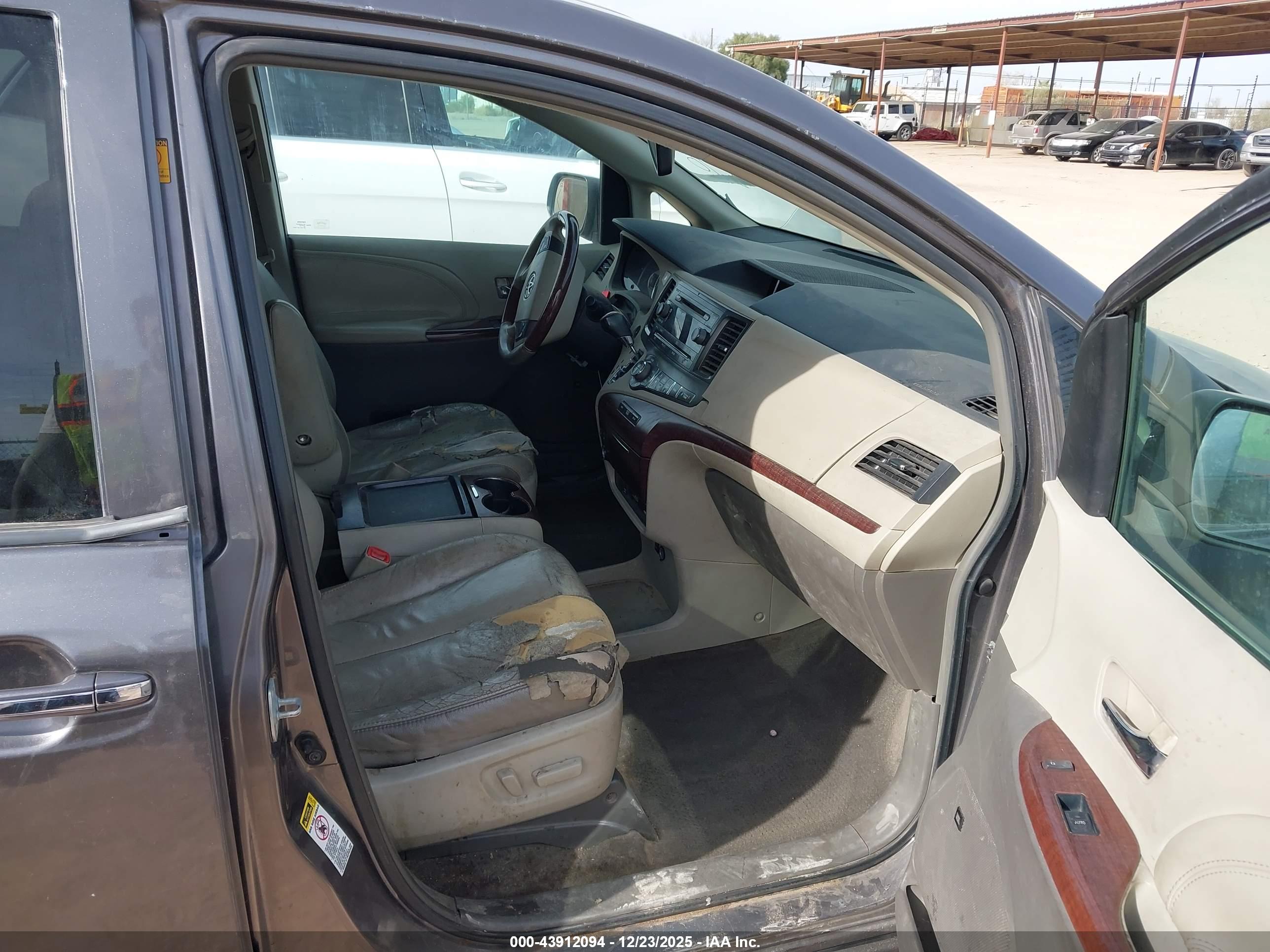 TOYOTA SIENNA image 5