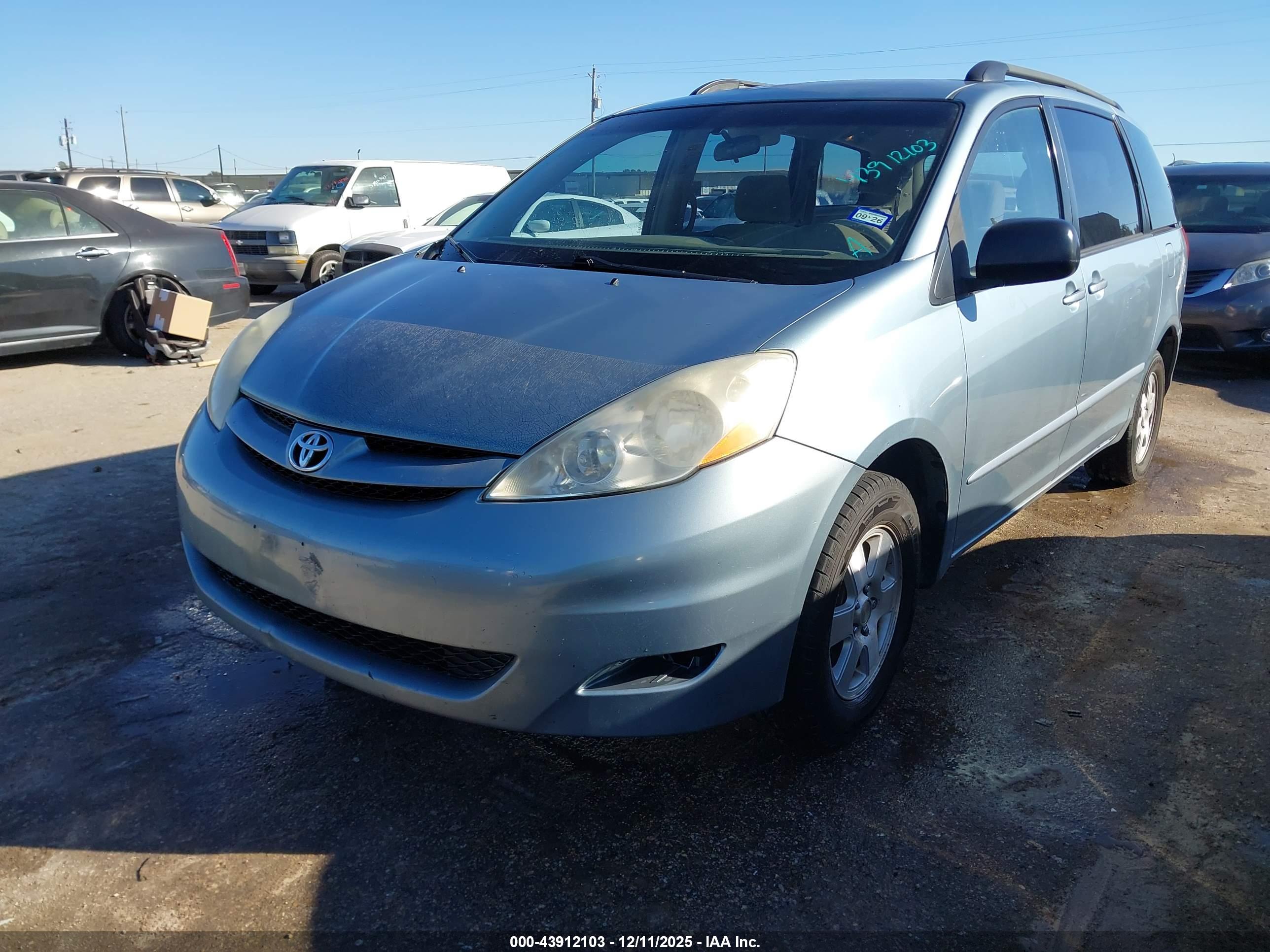 TOYOTA SIENNA image 2