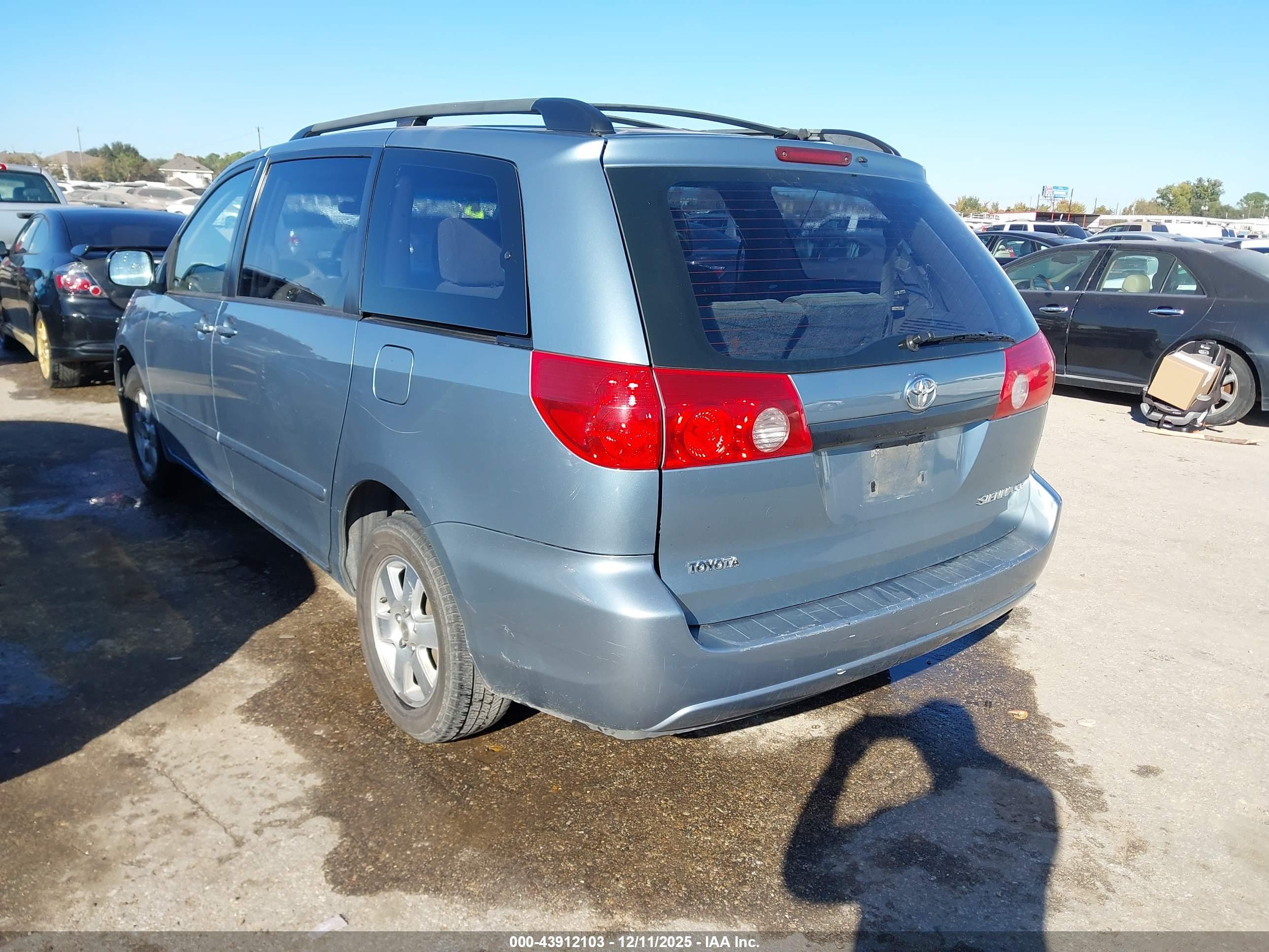 TOYOTA SIENNA image 3