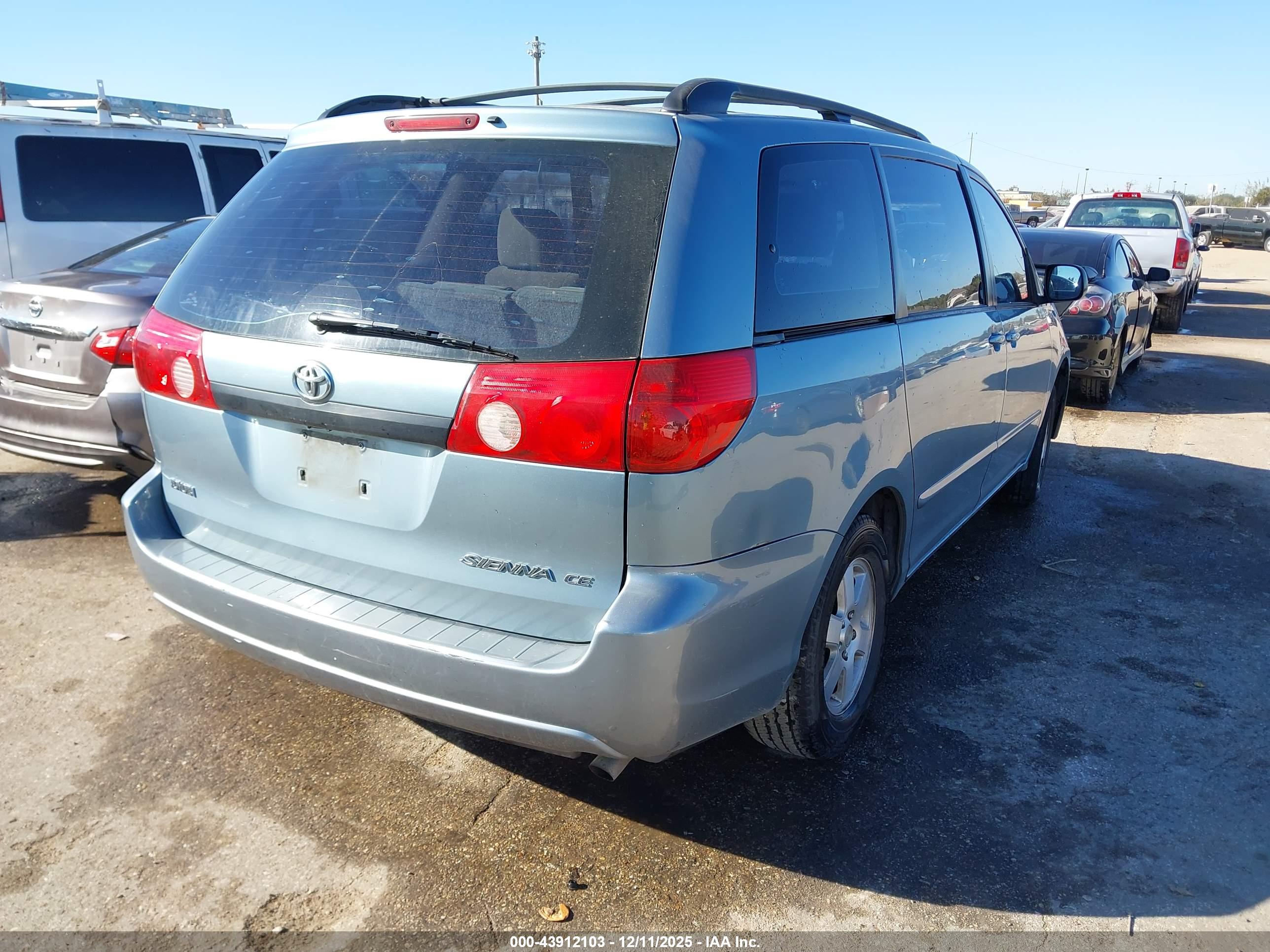 TOYOTA SIENNA image 4