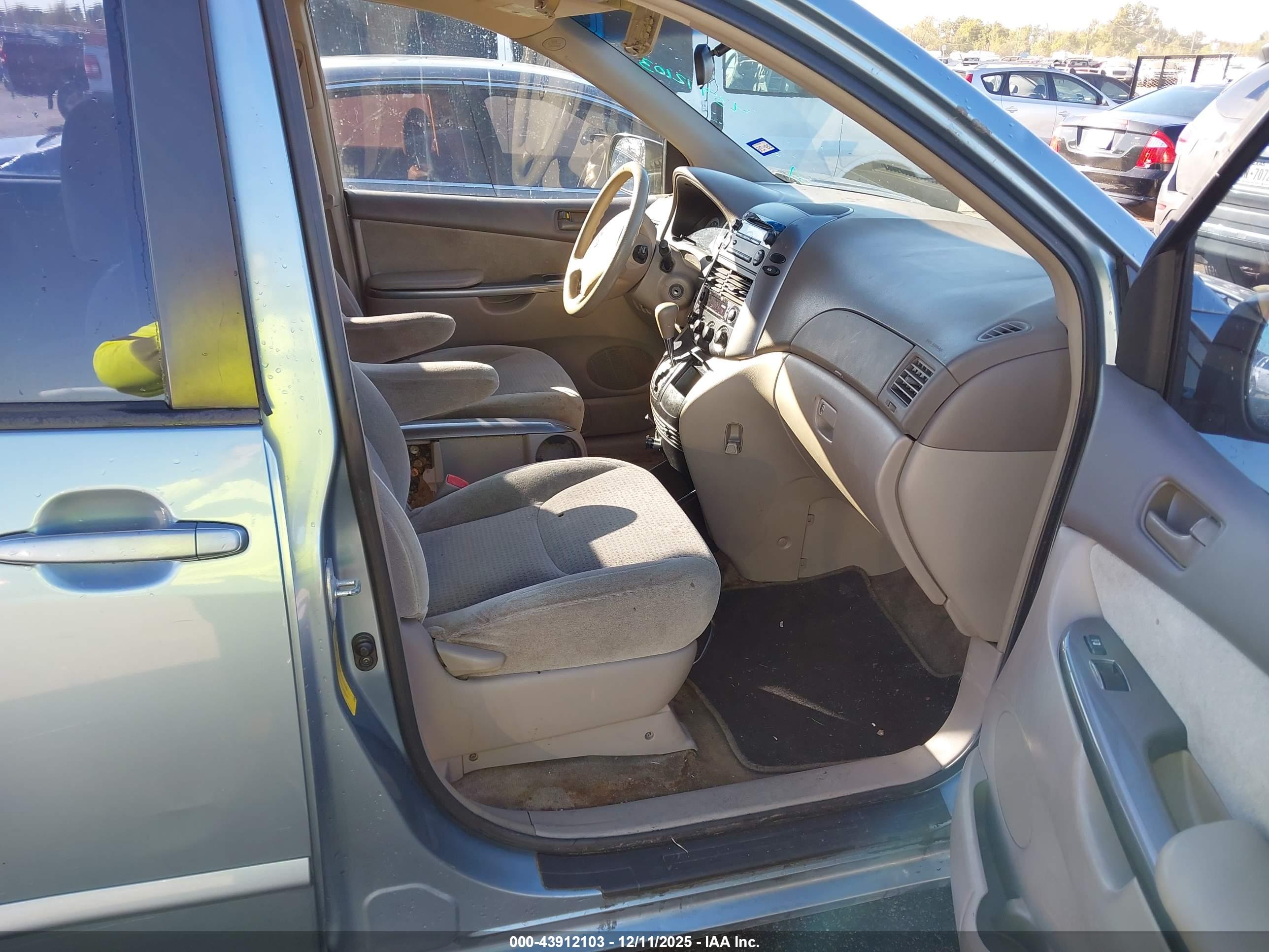 TOYOTA SIENNA image 5