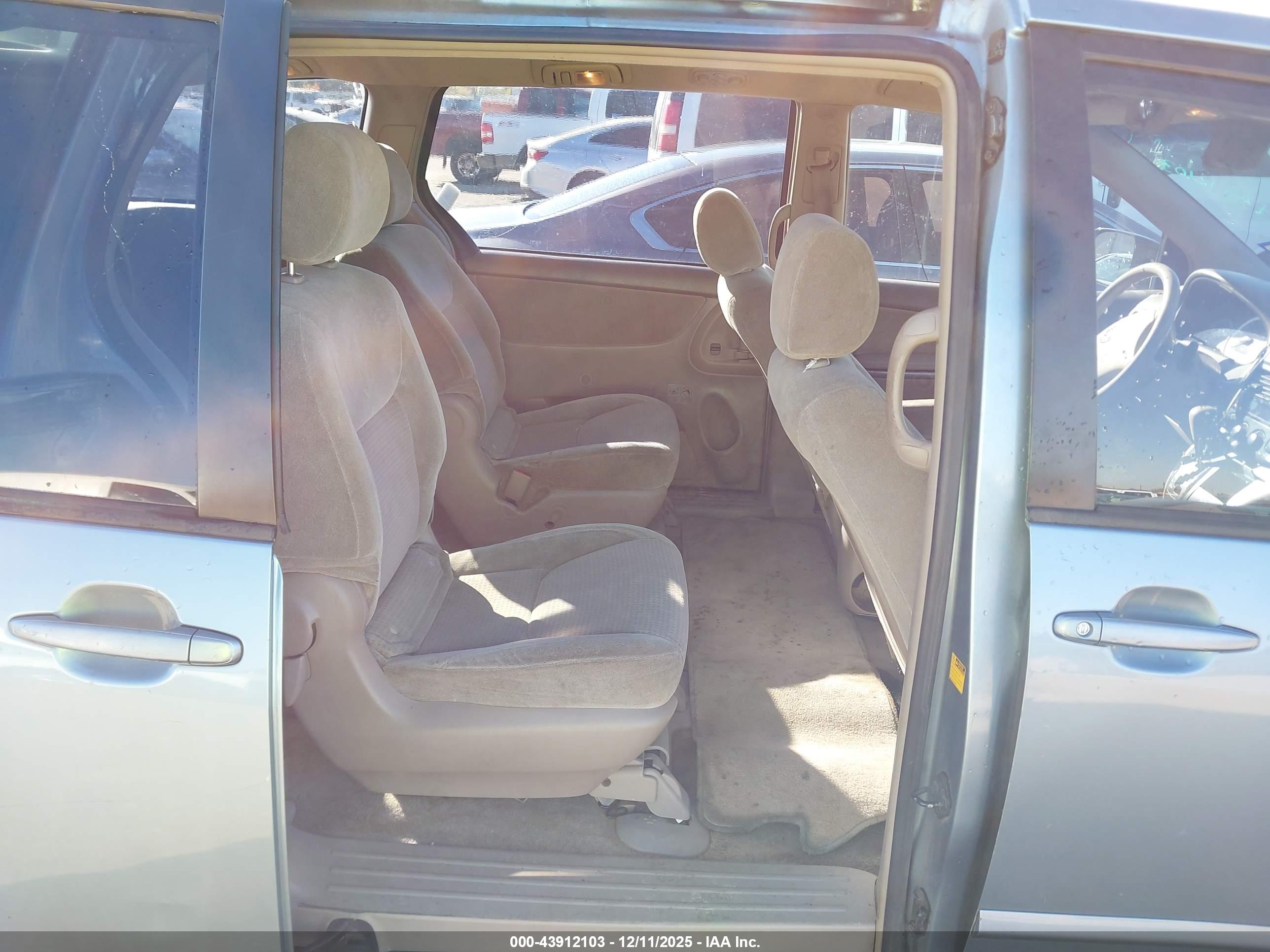 TOYOTA SIENNA image 8