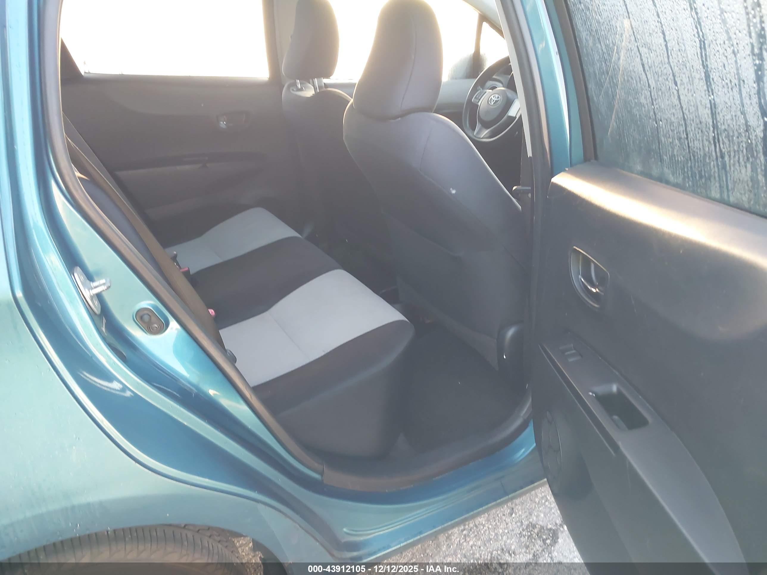 TOYOTA YARIS image 8