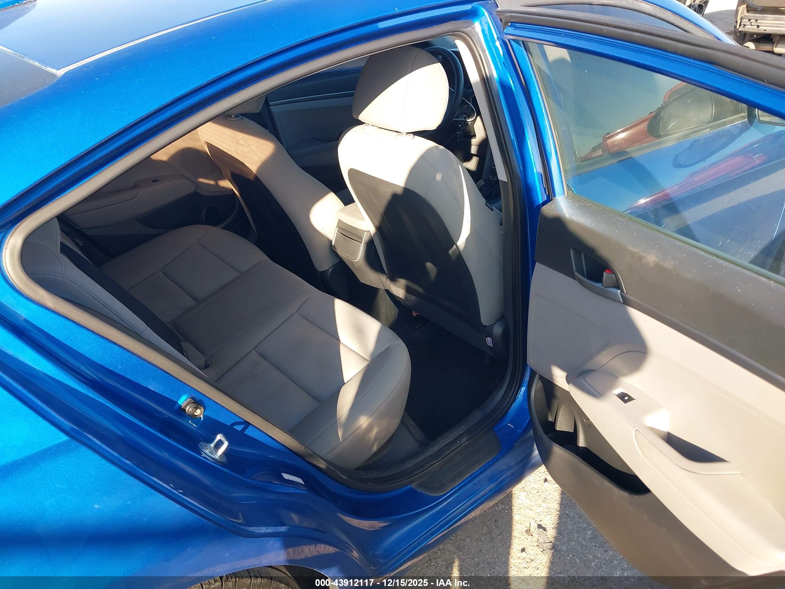 HYUNDAI ELANTRA image 8