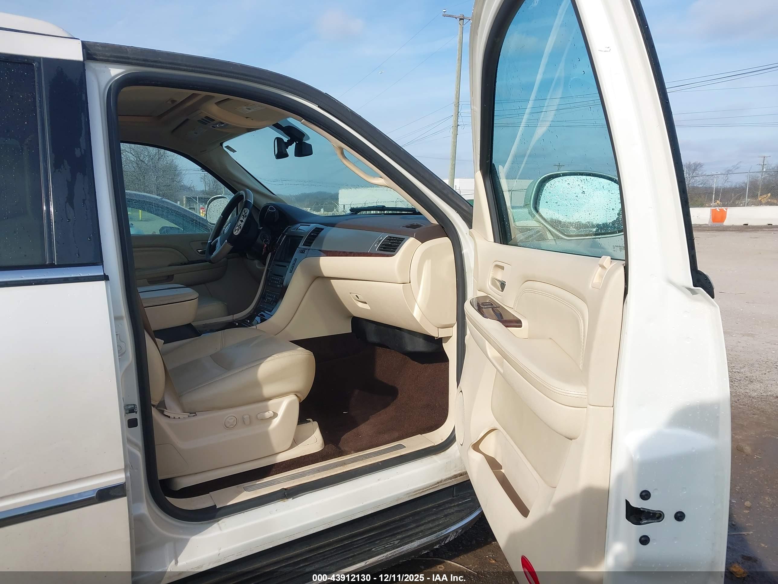 CADILLAC ESCALADE image 5