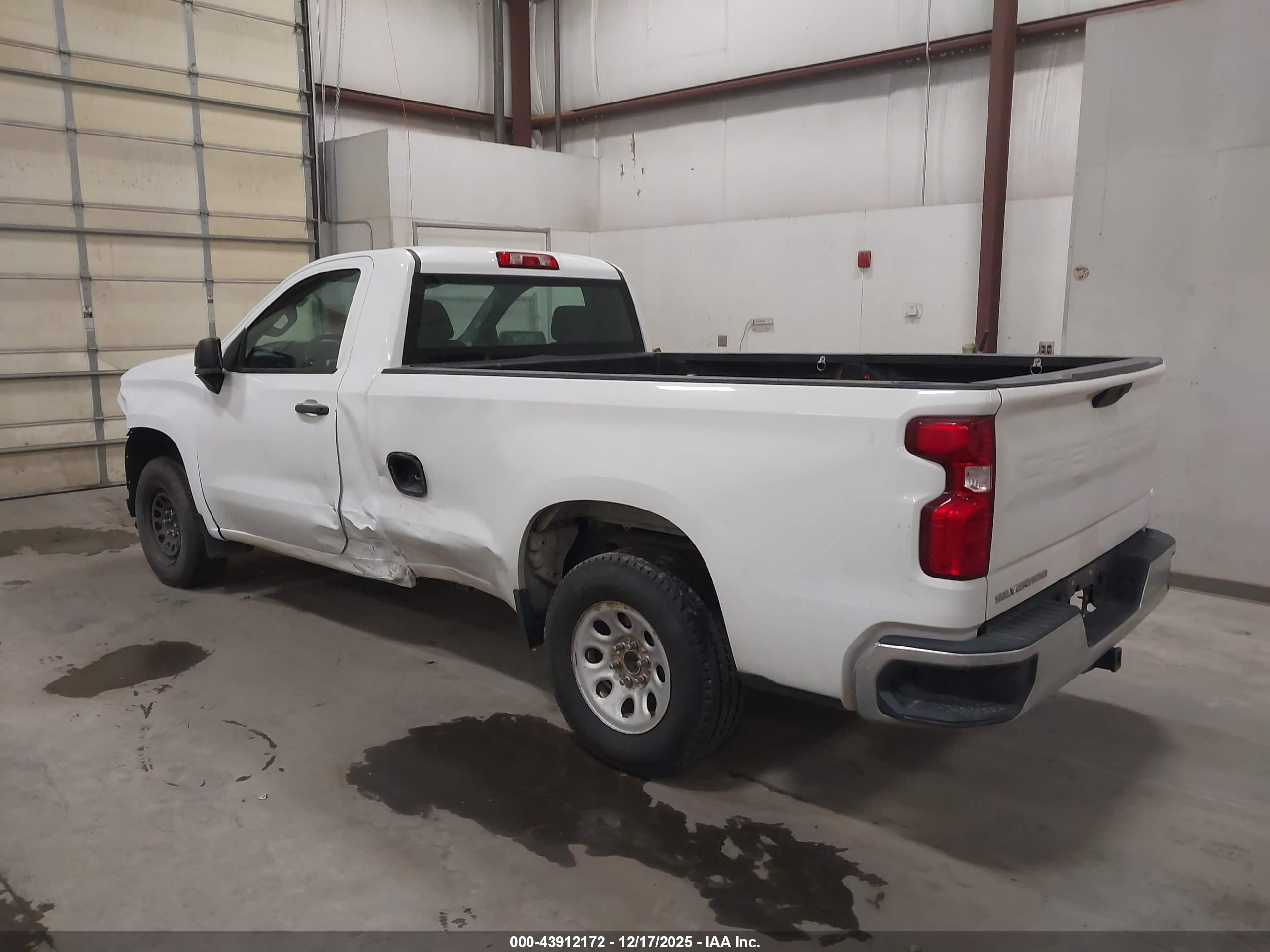 CHEVROLET SILVERADO image 3
