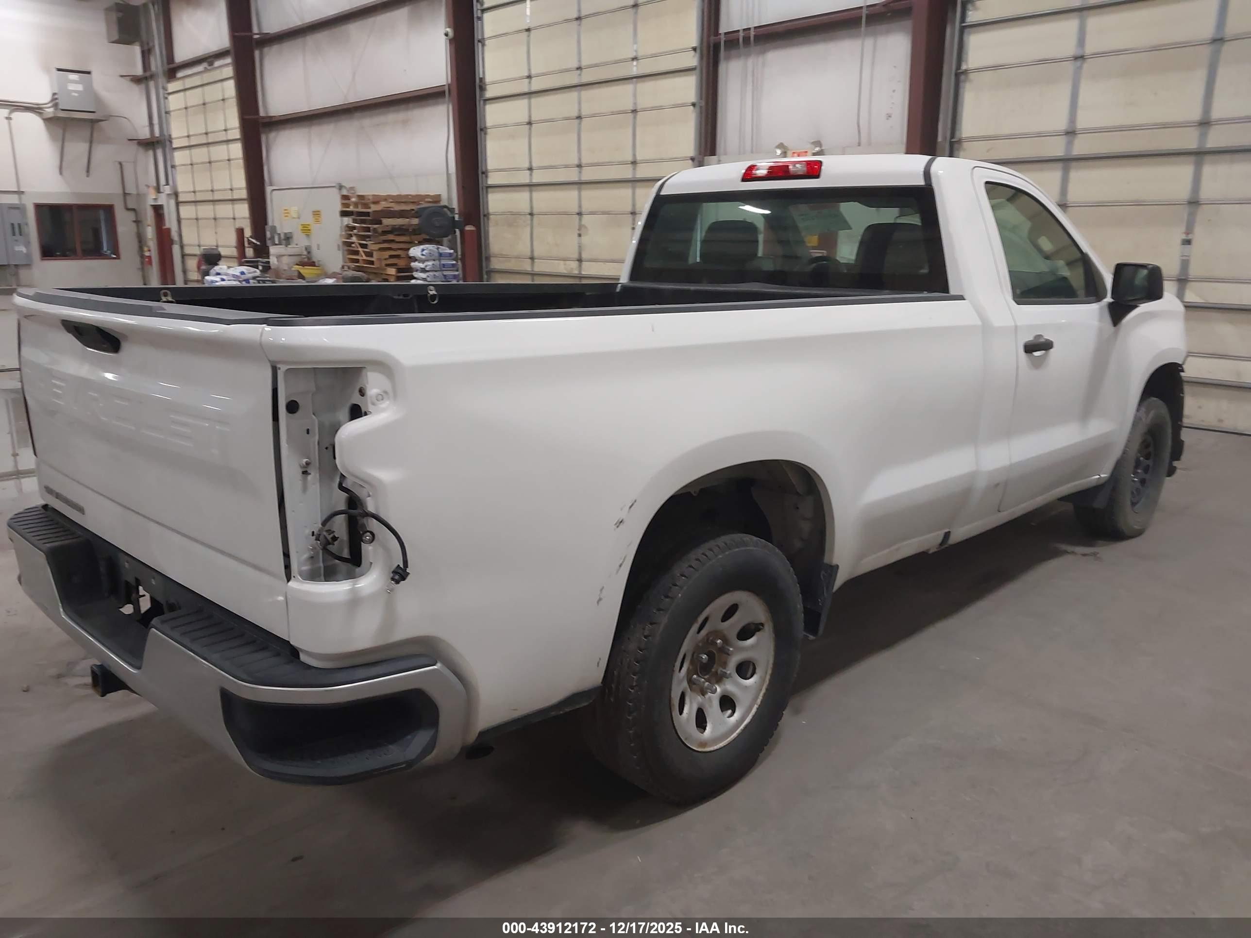 CHEVROLET SILVERADO image 4