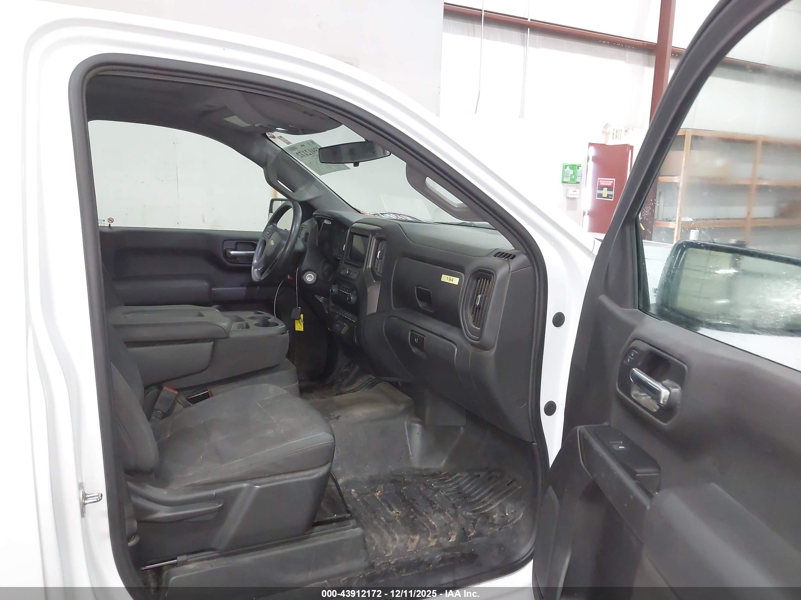 CHEVROLET SILVERADO image 5