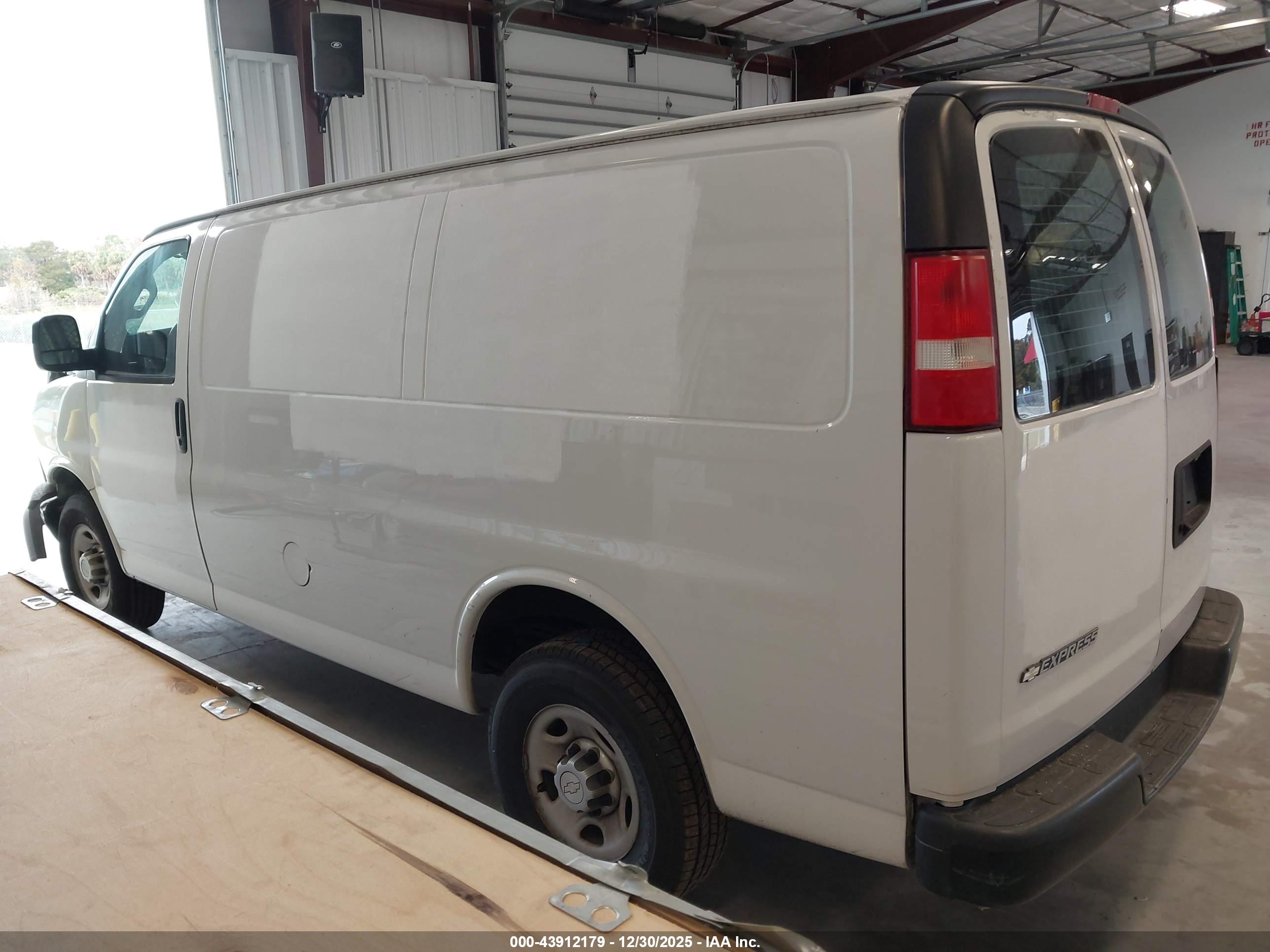 CHEVROLET EXPRESS image 3
