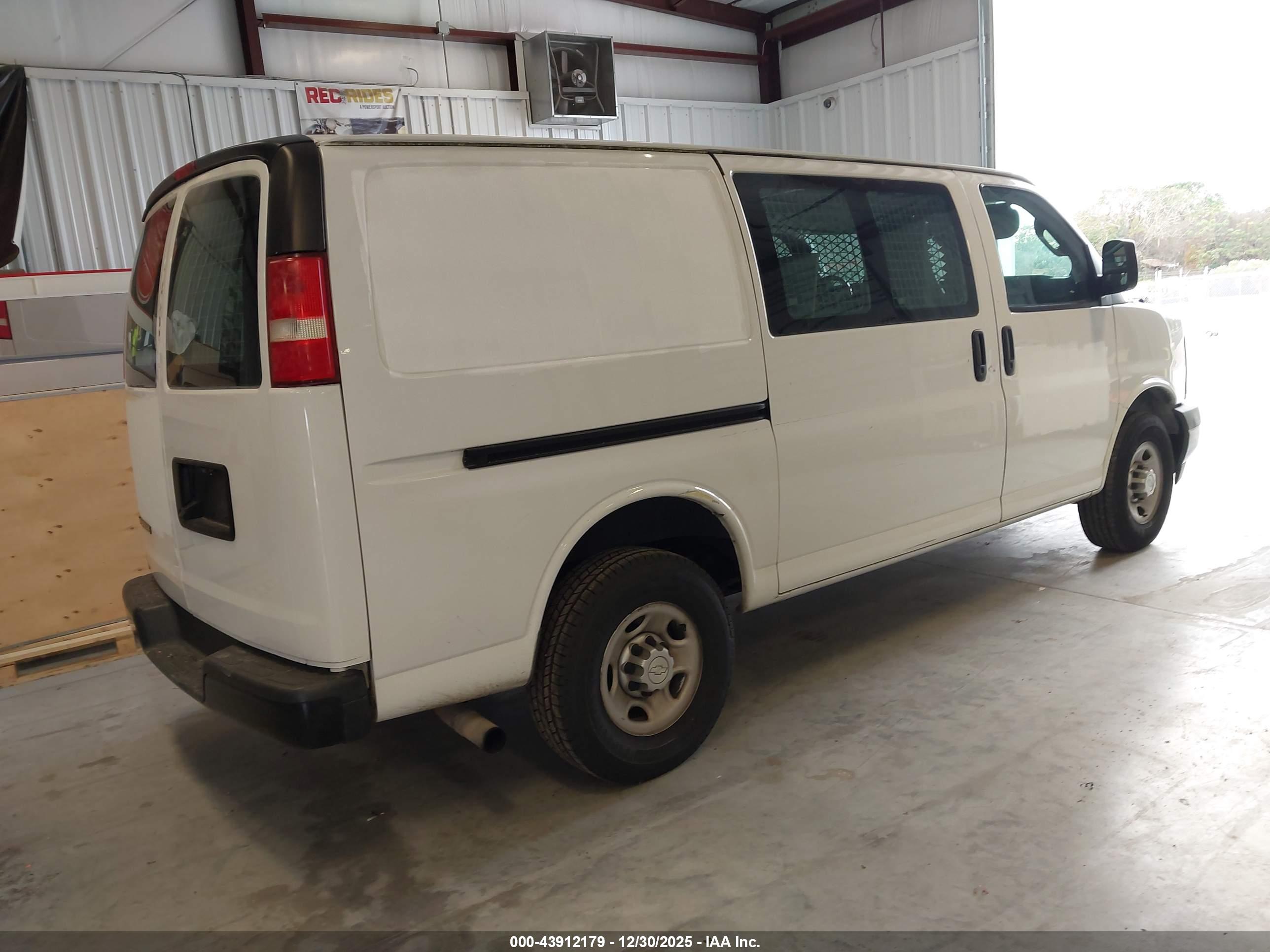 CHEVROLET EXPRESS image 4