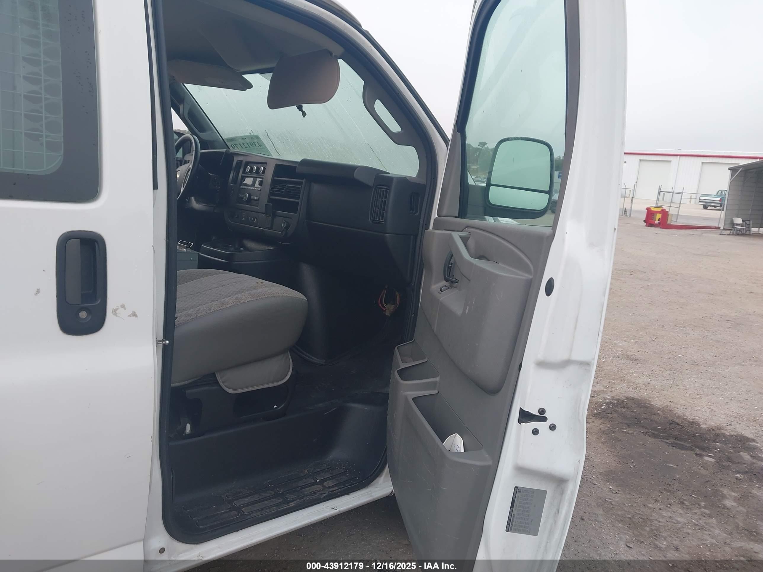 CHEVROLET EXPRESS image 5