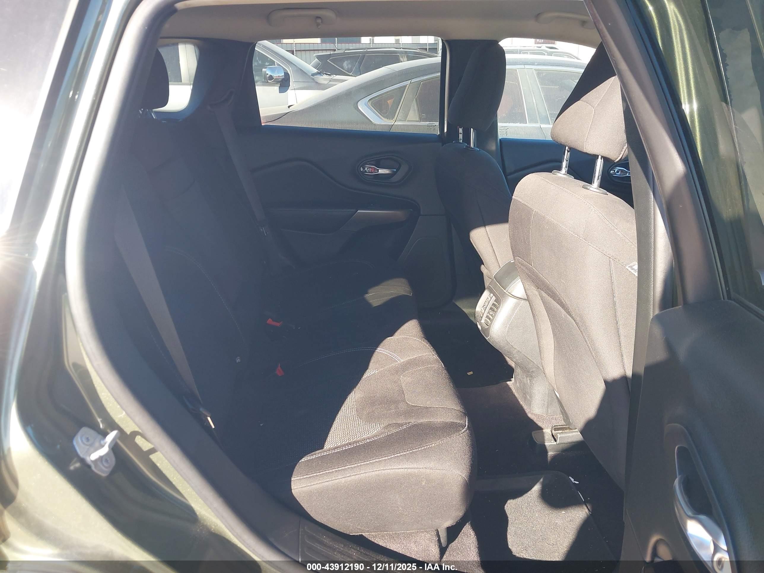JEEP CHEROKEE image 8