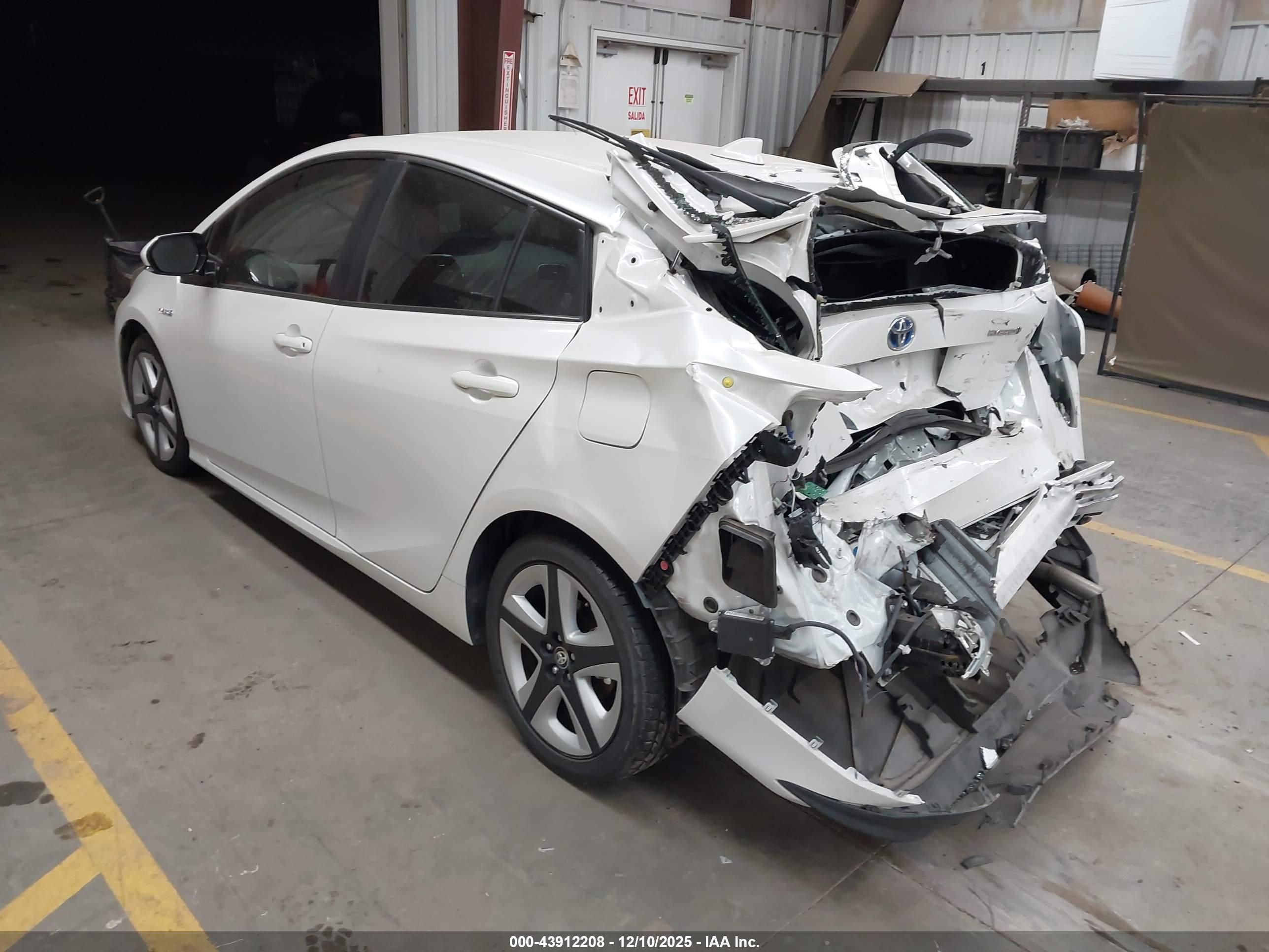 TOYOTA PRIUS image 3