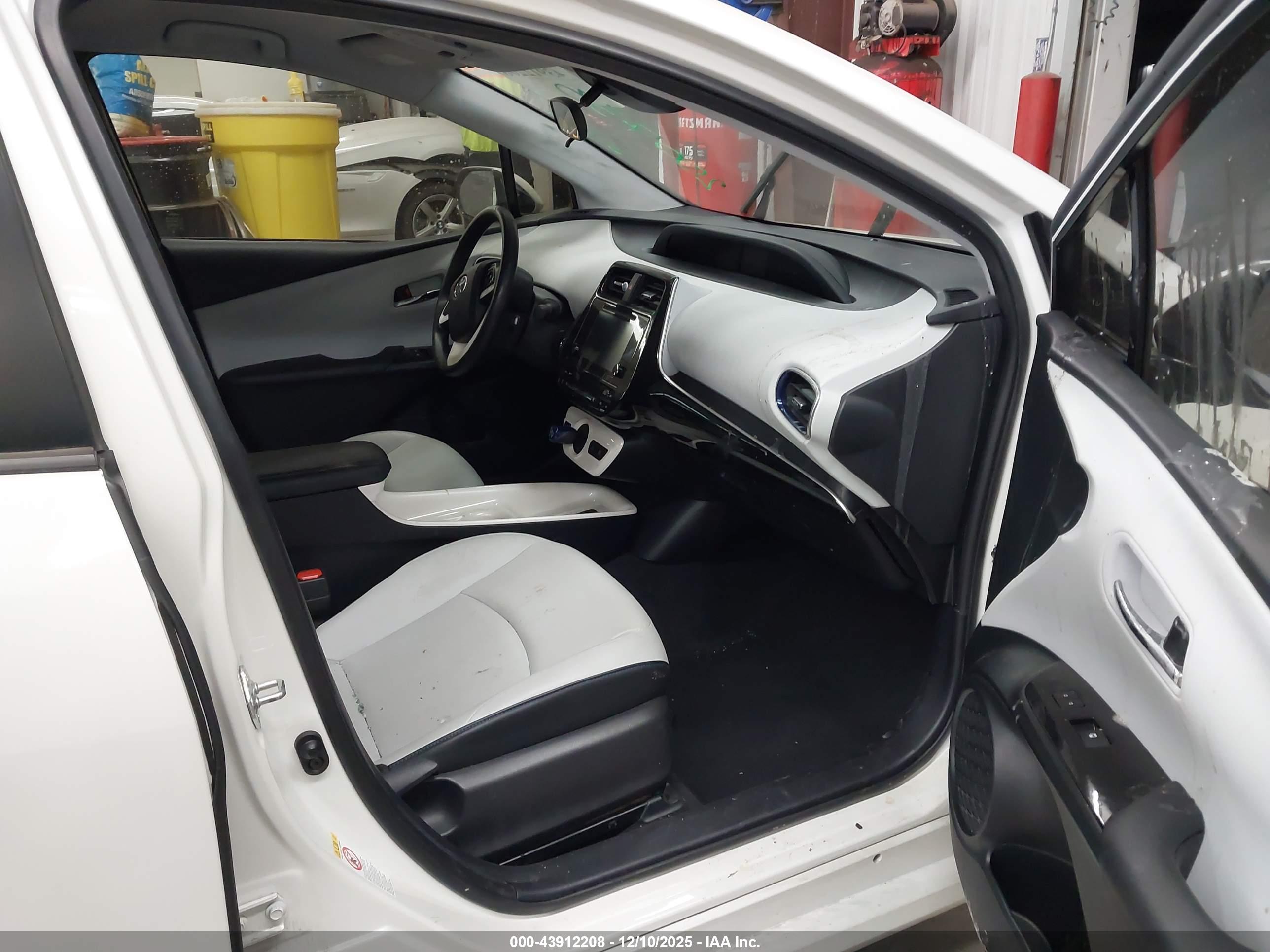 TOYOTA PRIUS image 5