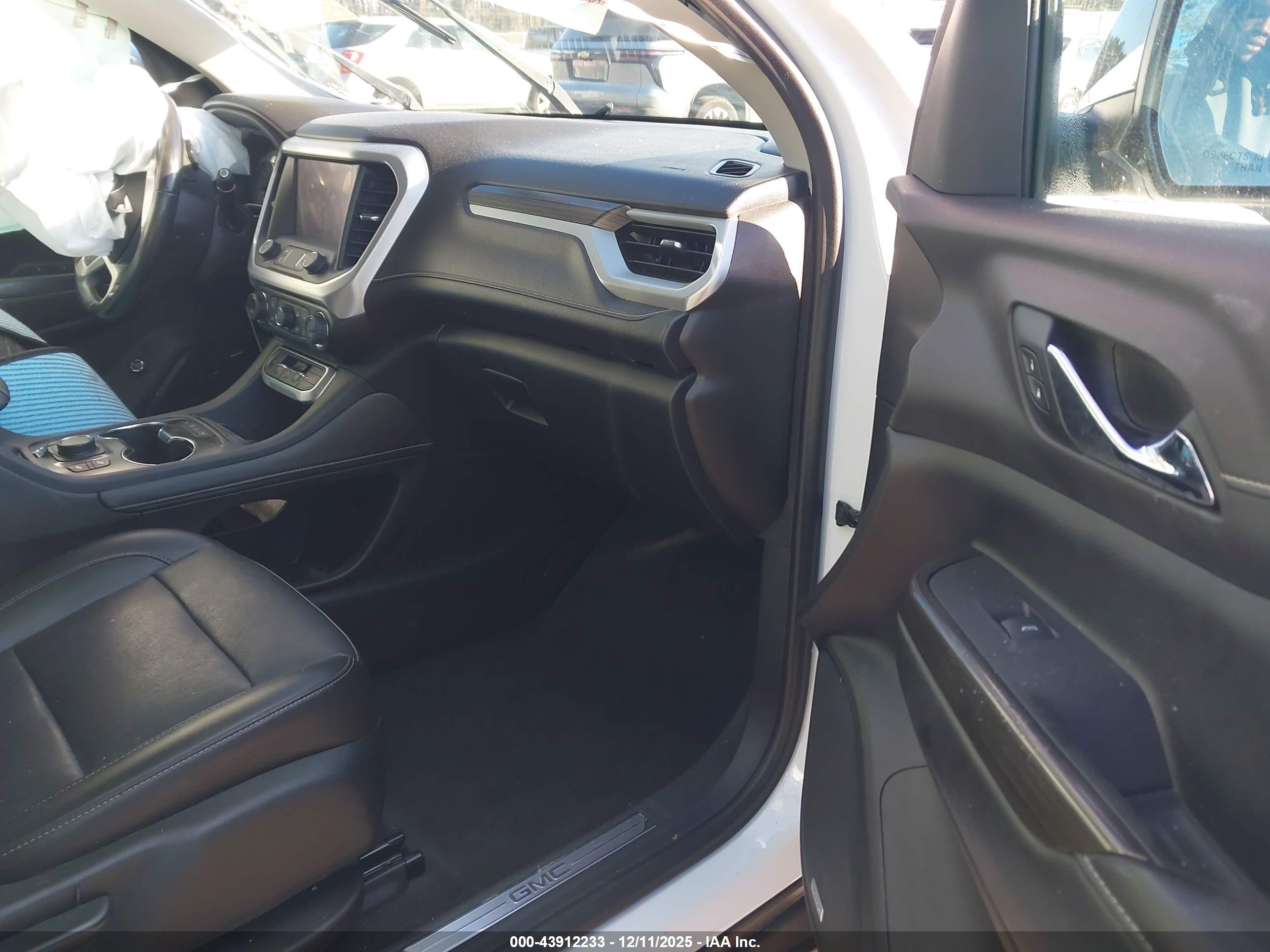 GMC ACADIA image 5