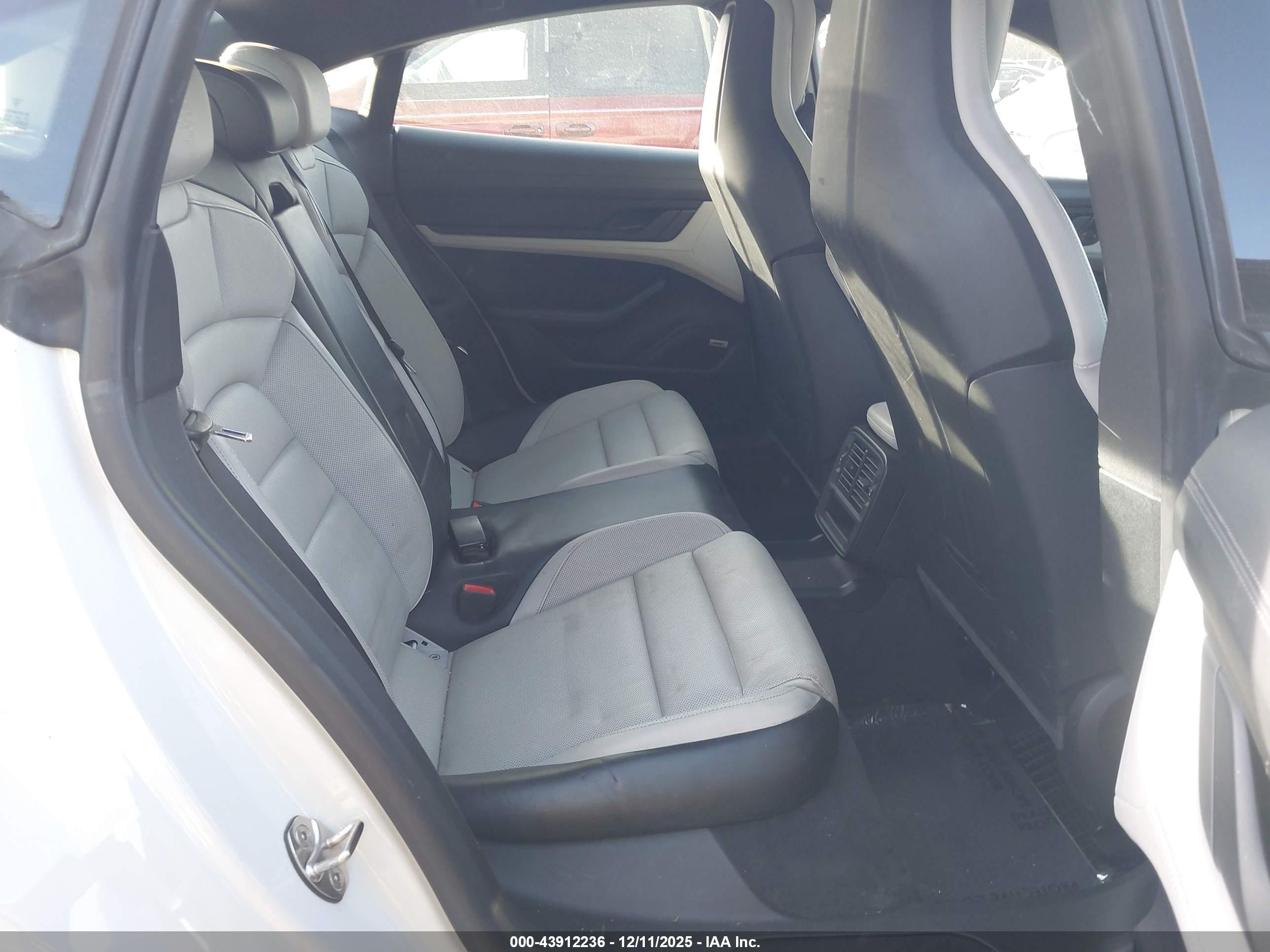 PORSCHE TAYCAN image 8