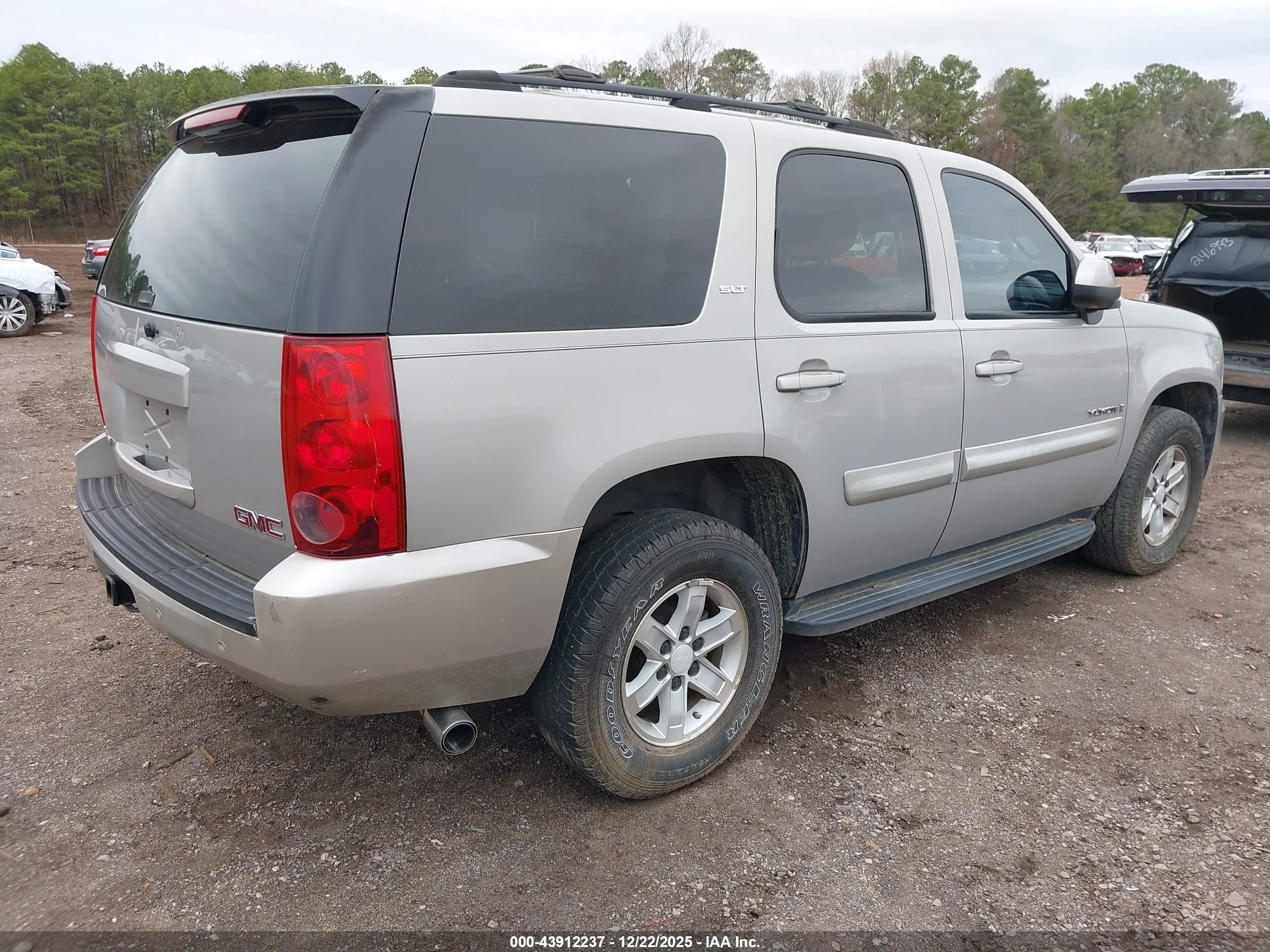 GMC YUKON image 4