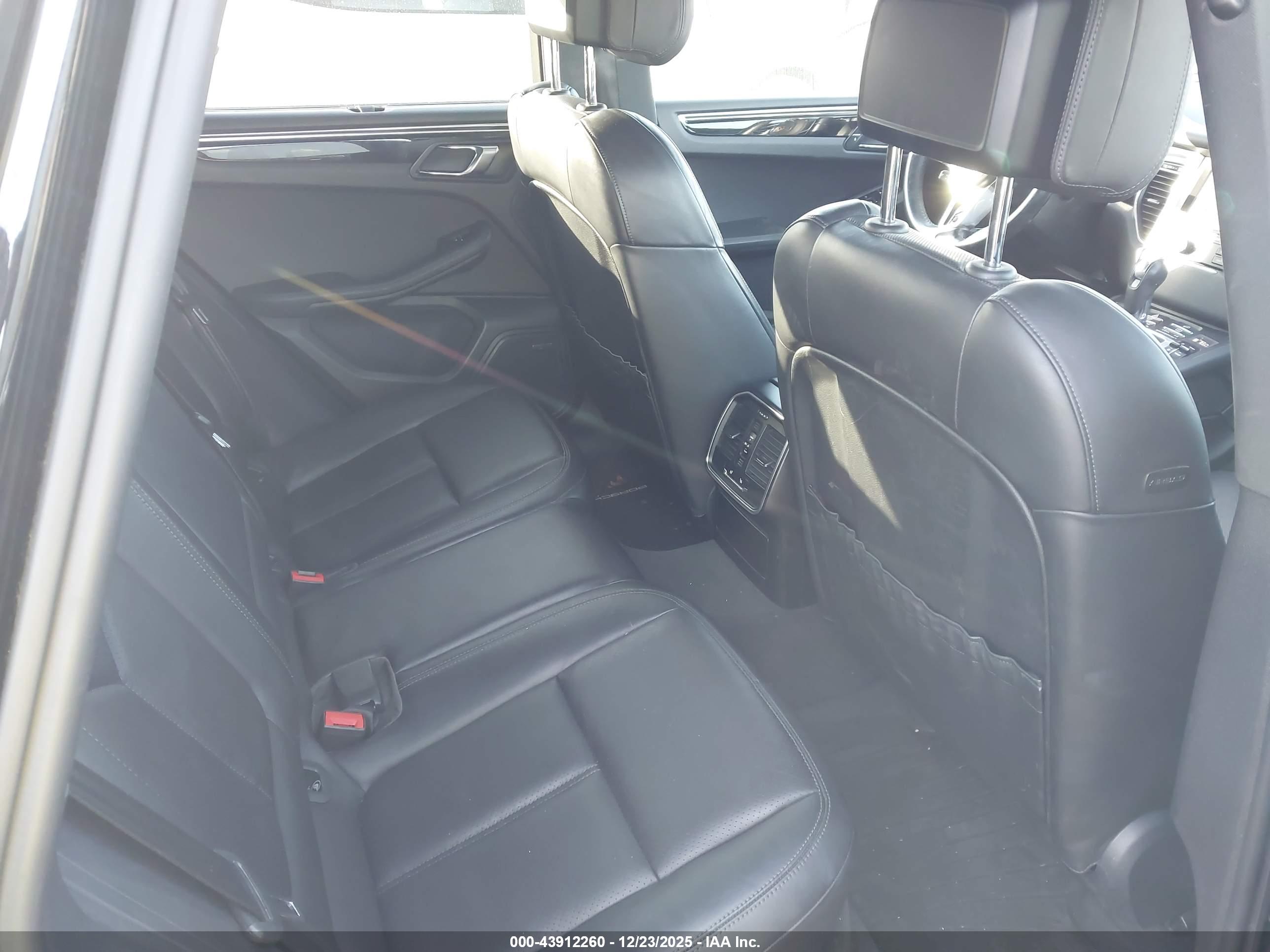 PORSCHE MACAN image 8