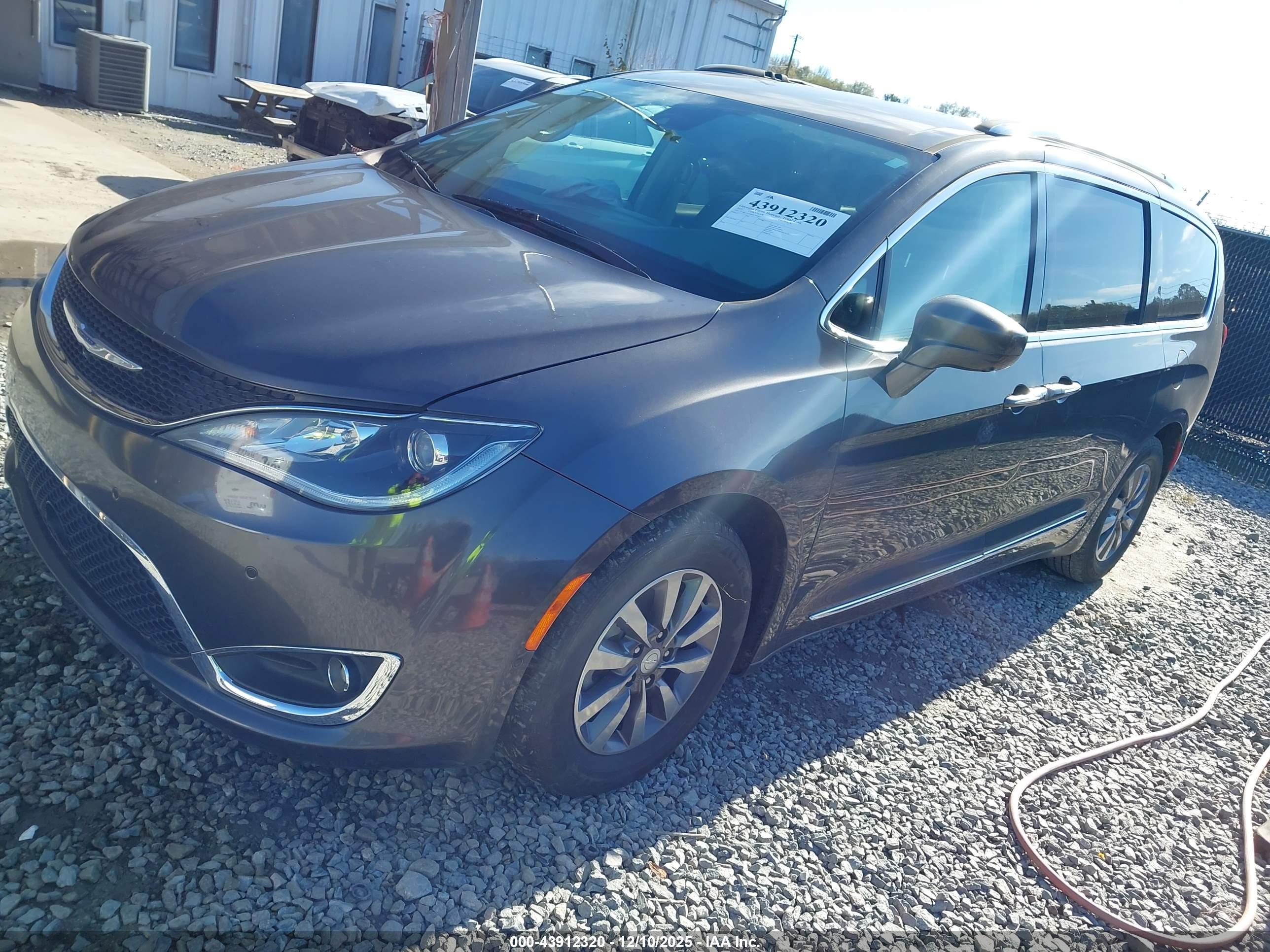 CHRYSLER PACIFICA image 2