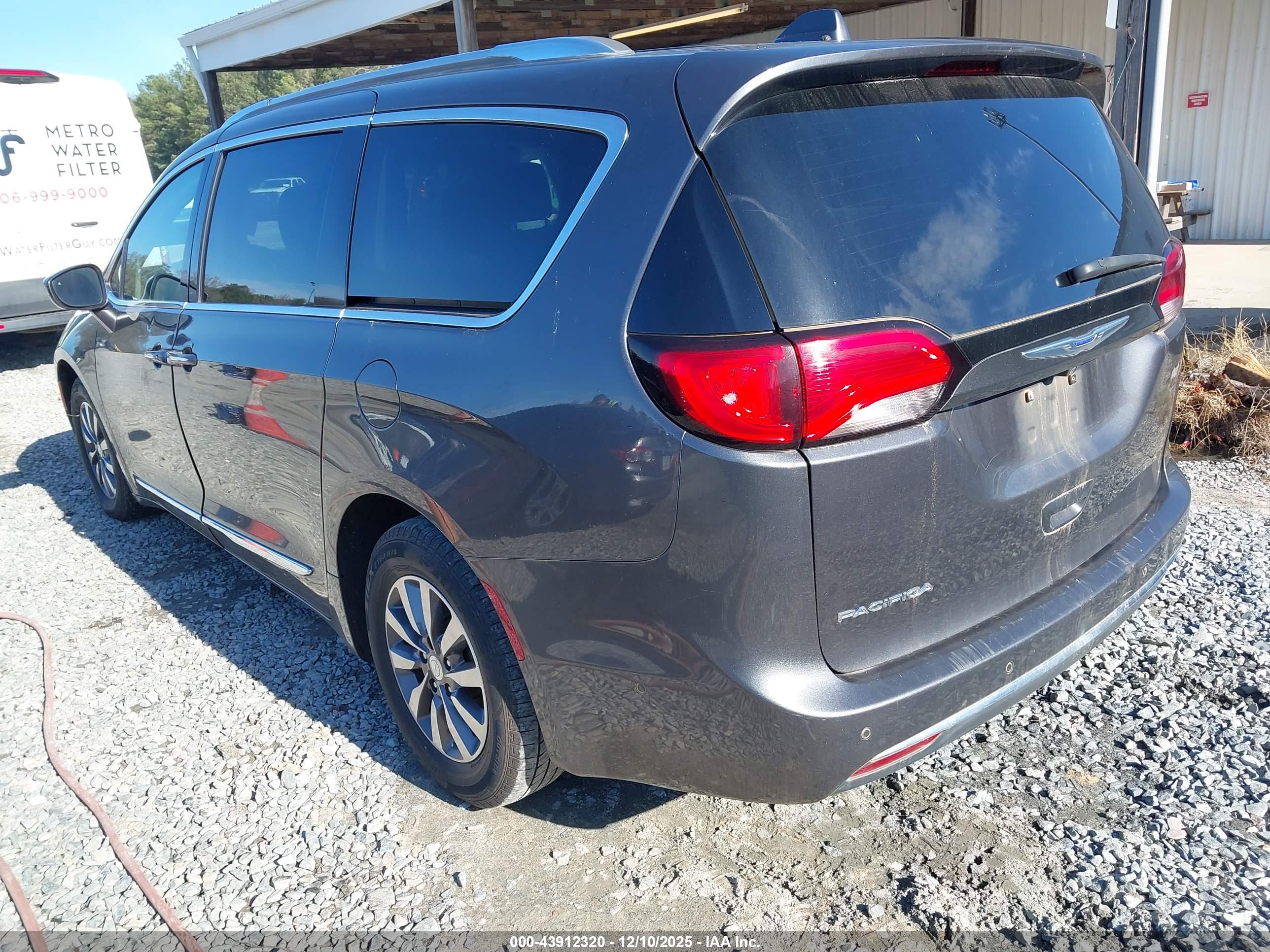 CHRYSLER PACIFICA image 3