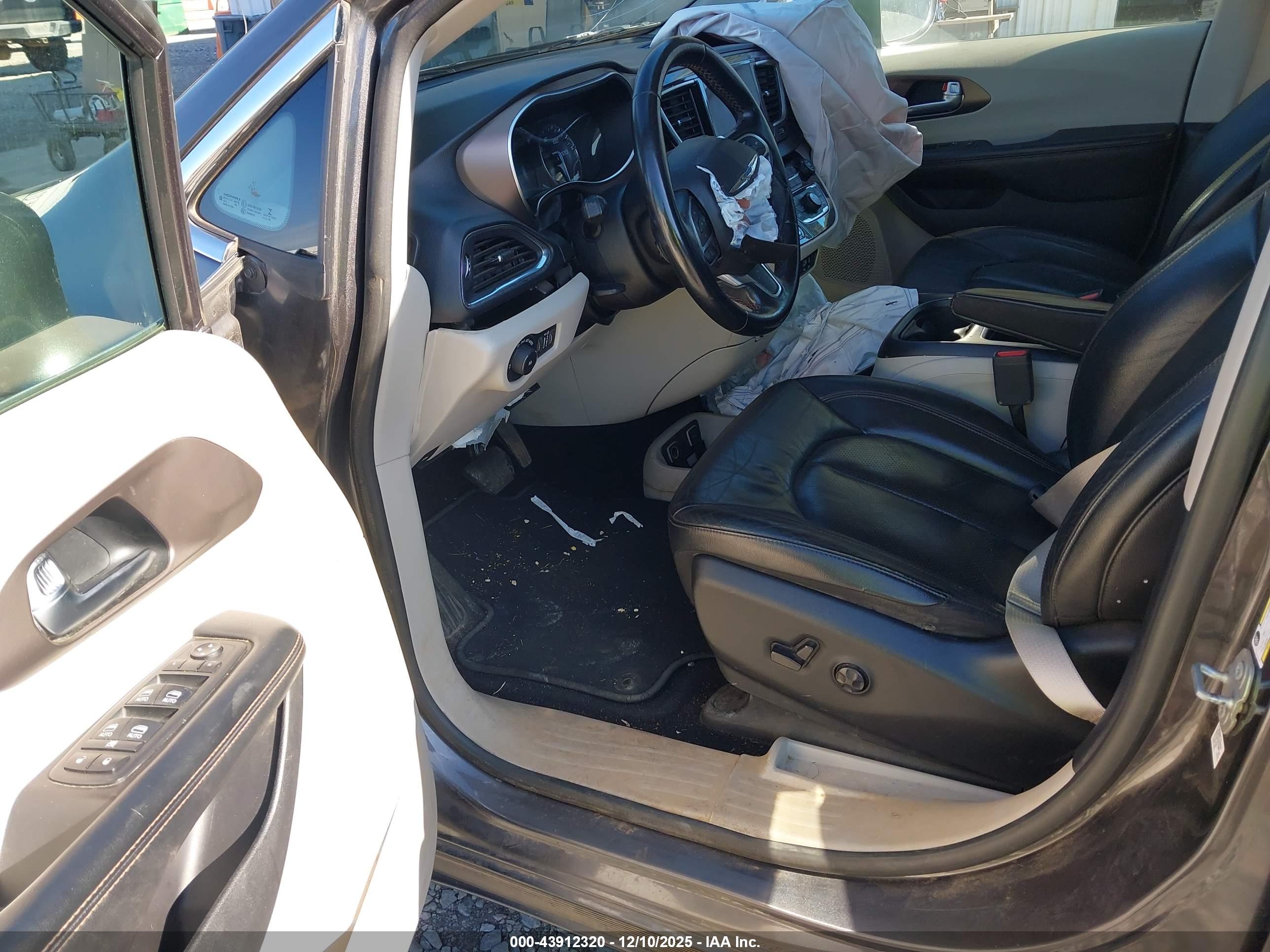 CHRYSLER PACIFICA image 5