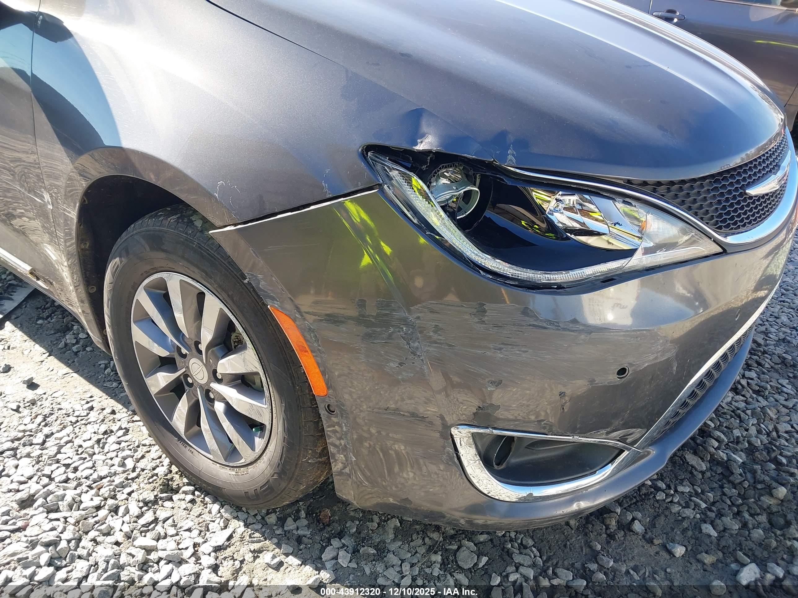 CHRYSLER PACIFICA image 6