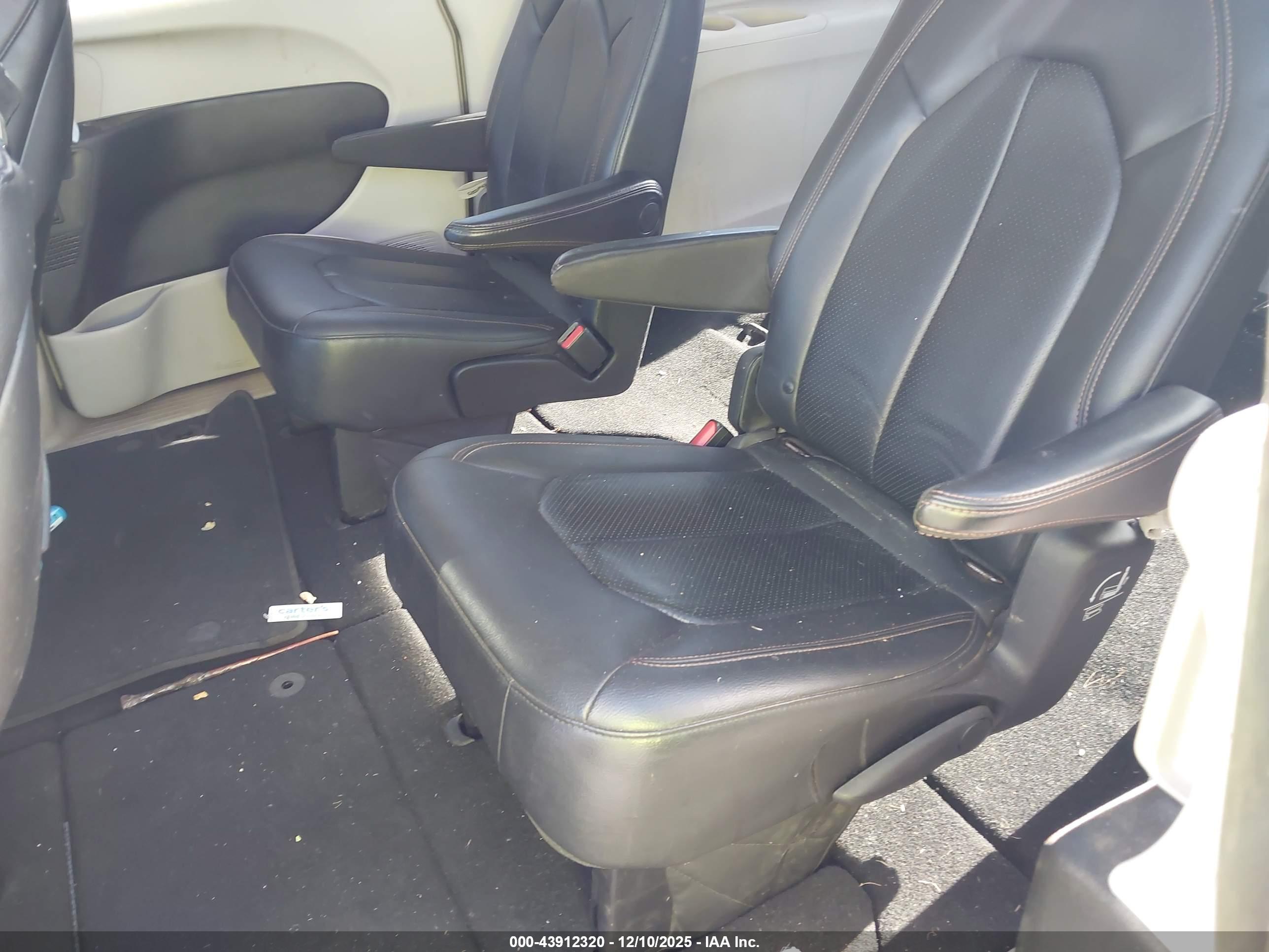 CHRYSLER PACIFICA image 8