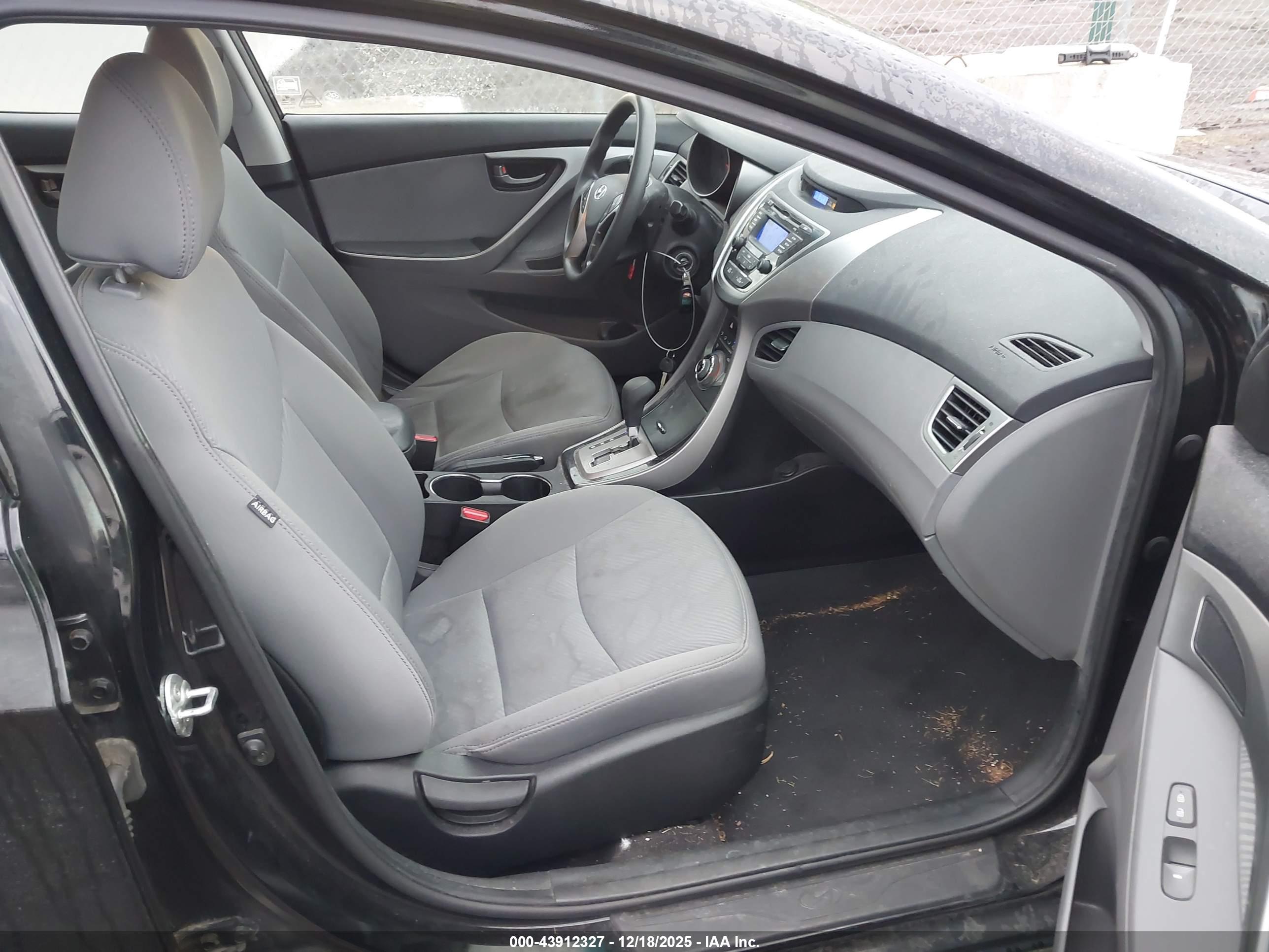 HYUNDAI ELANTRA image 5