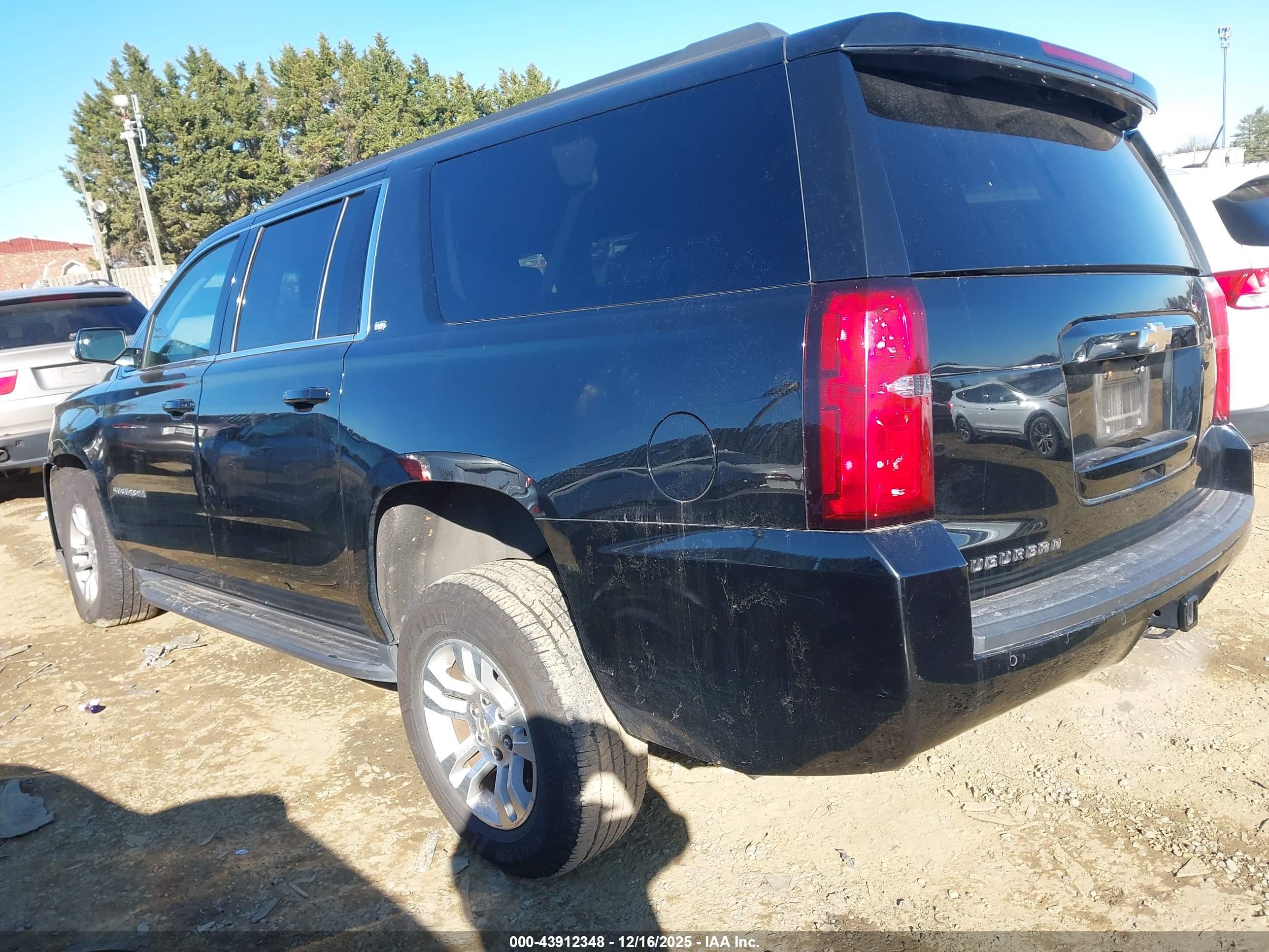 CHEVROLET SUBURBAN image 3