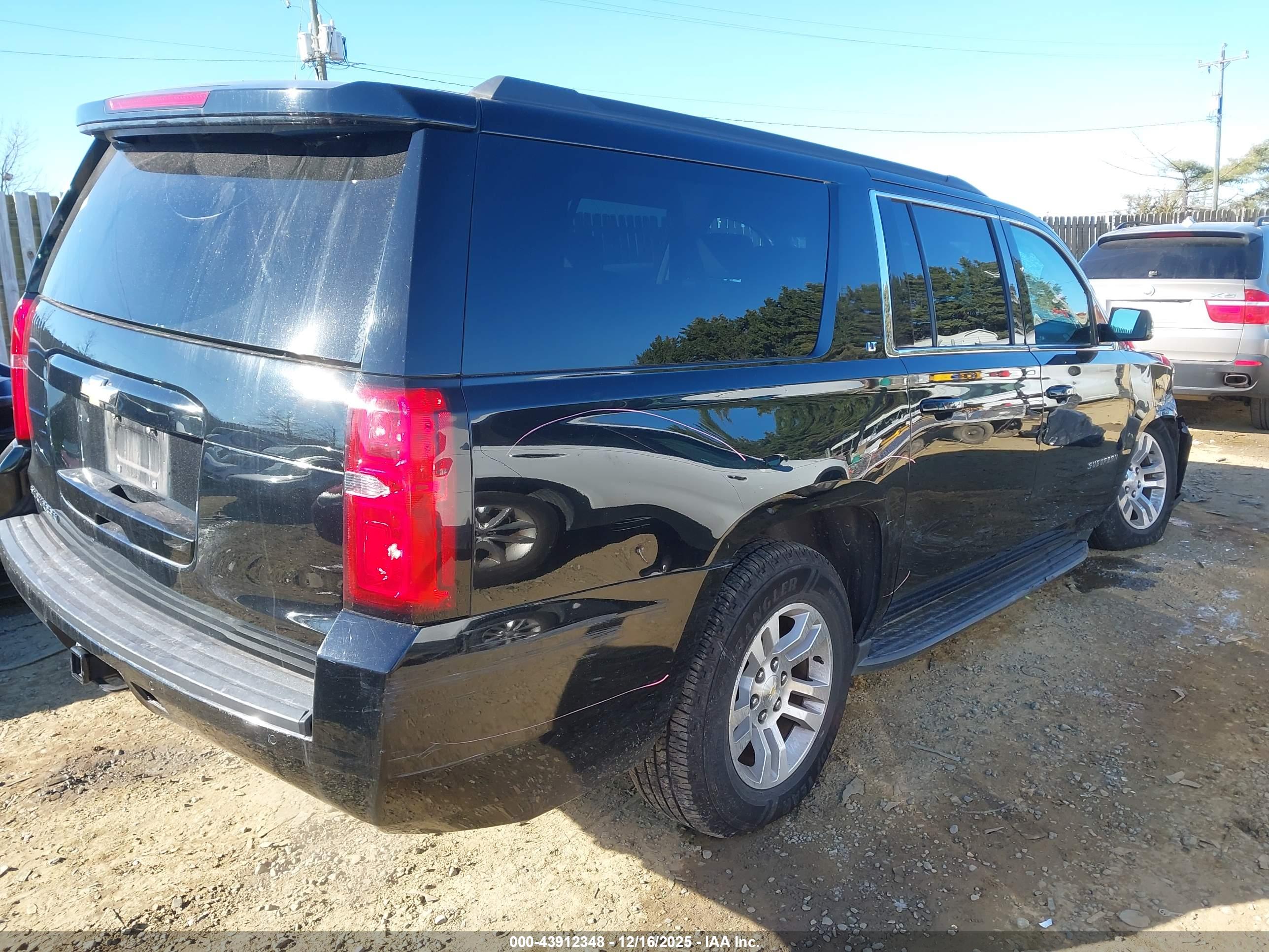 CHEVROLET SUBURBAN image 4