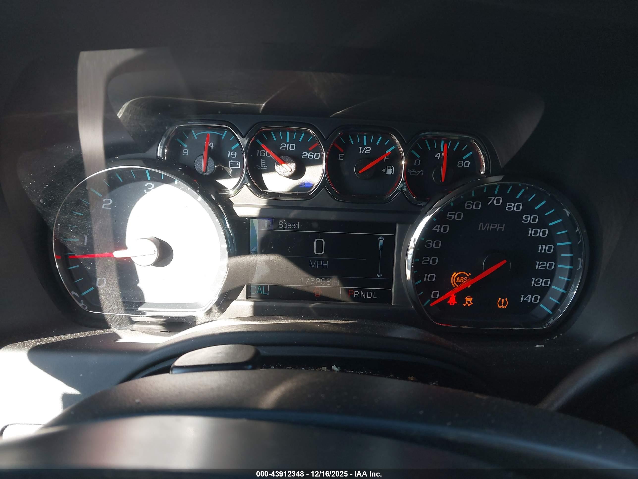CHEVROLET SUBURBAN image 7