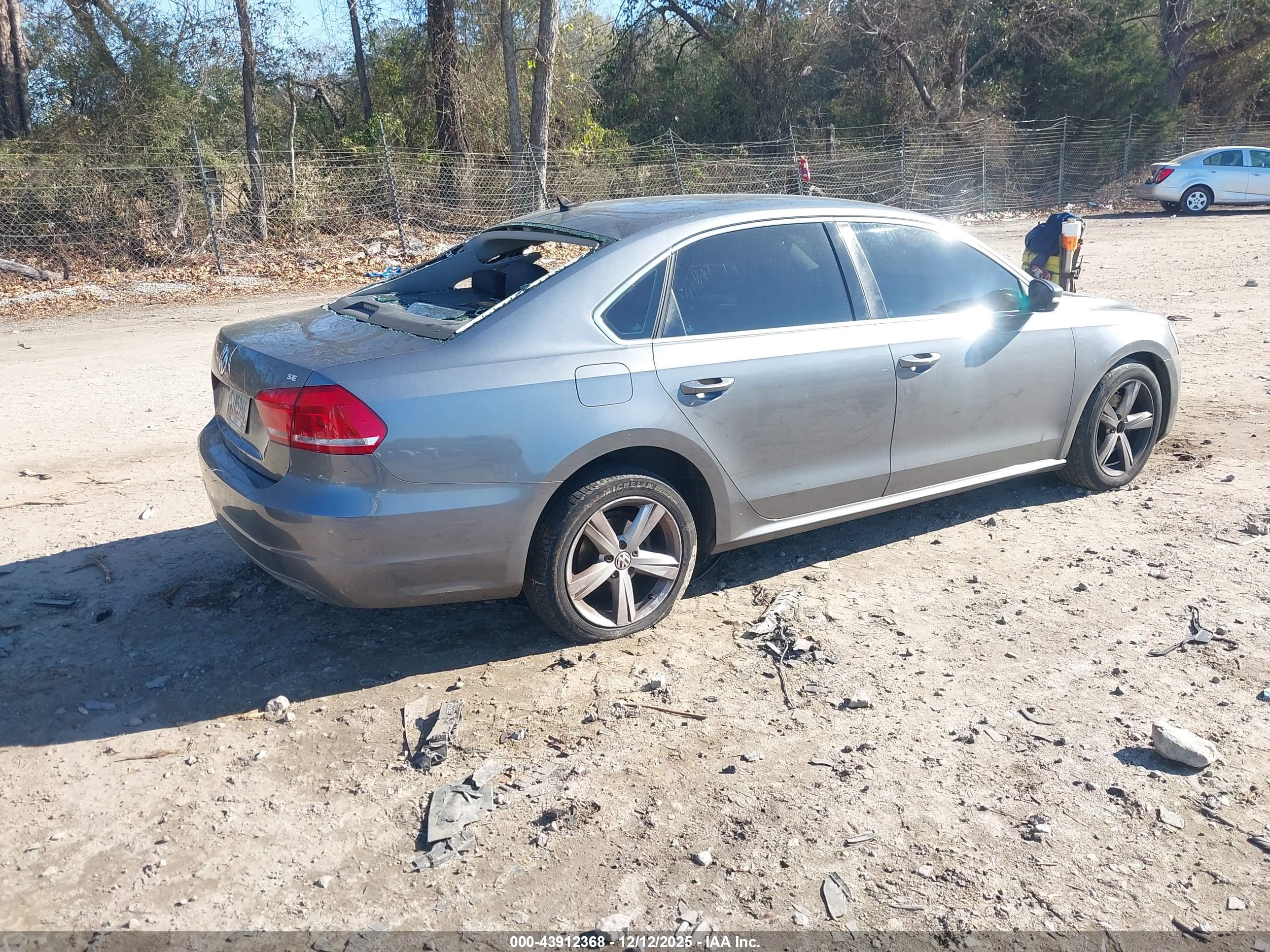 VOLKSWAGEN PASSAT image 4