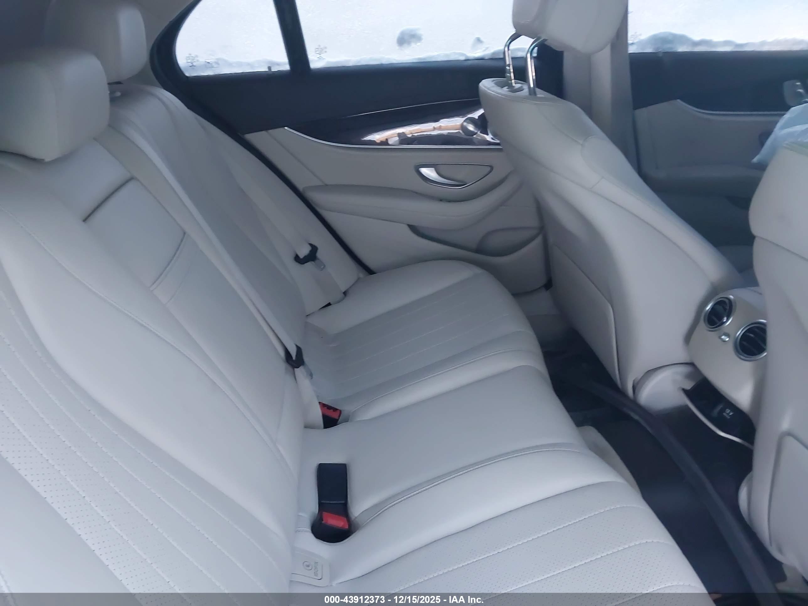 MERCEDES-BENZ E image 8