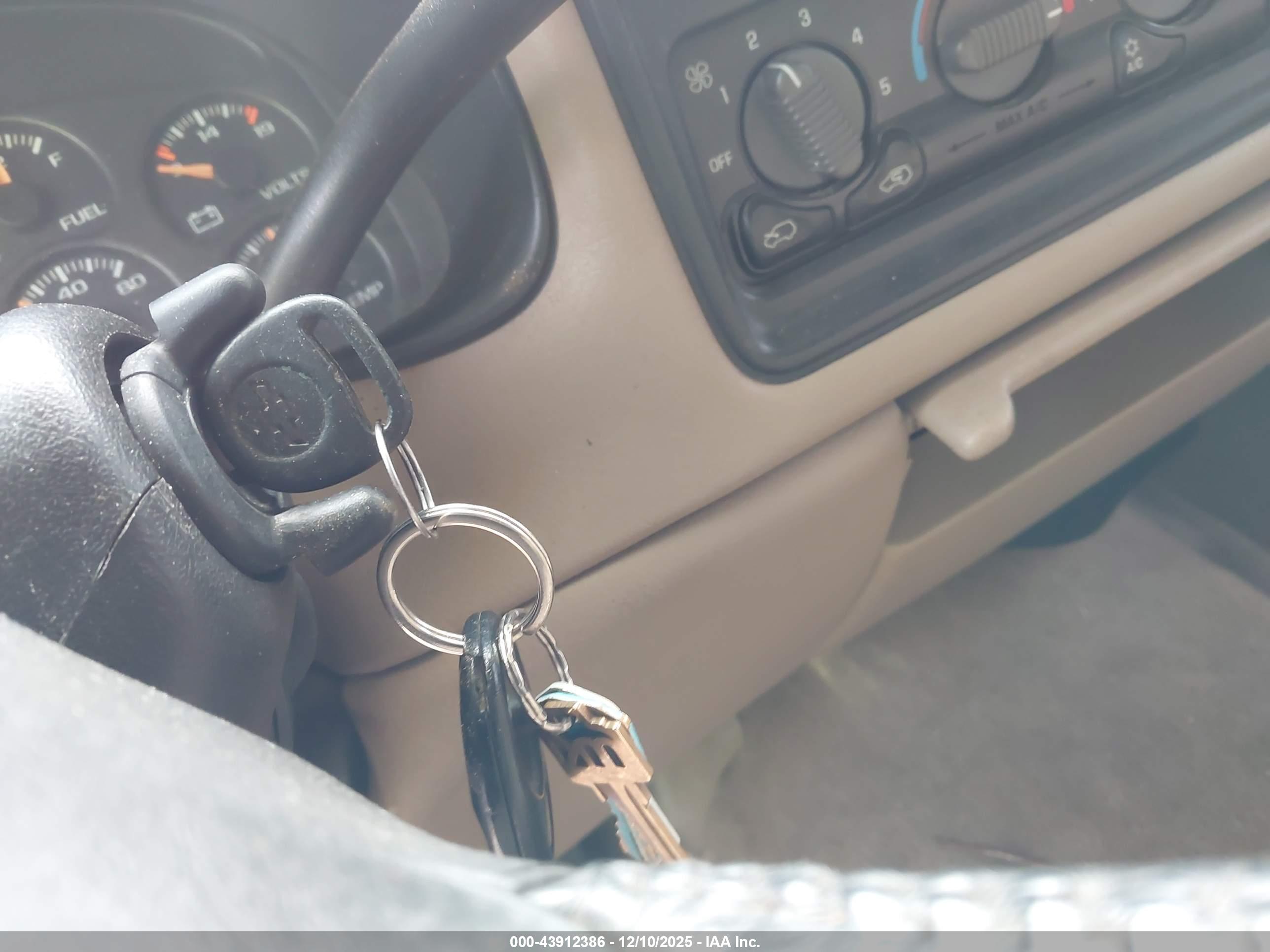 CHEVROLET SILVERADO image 11