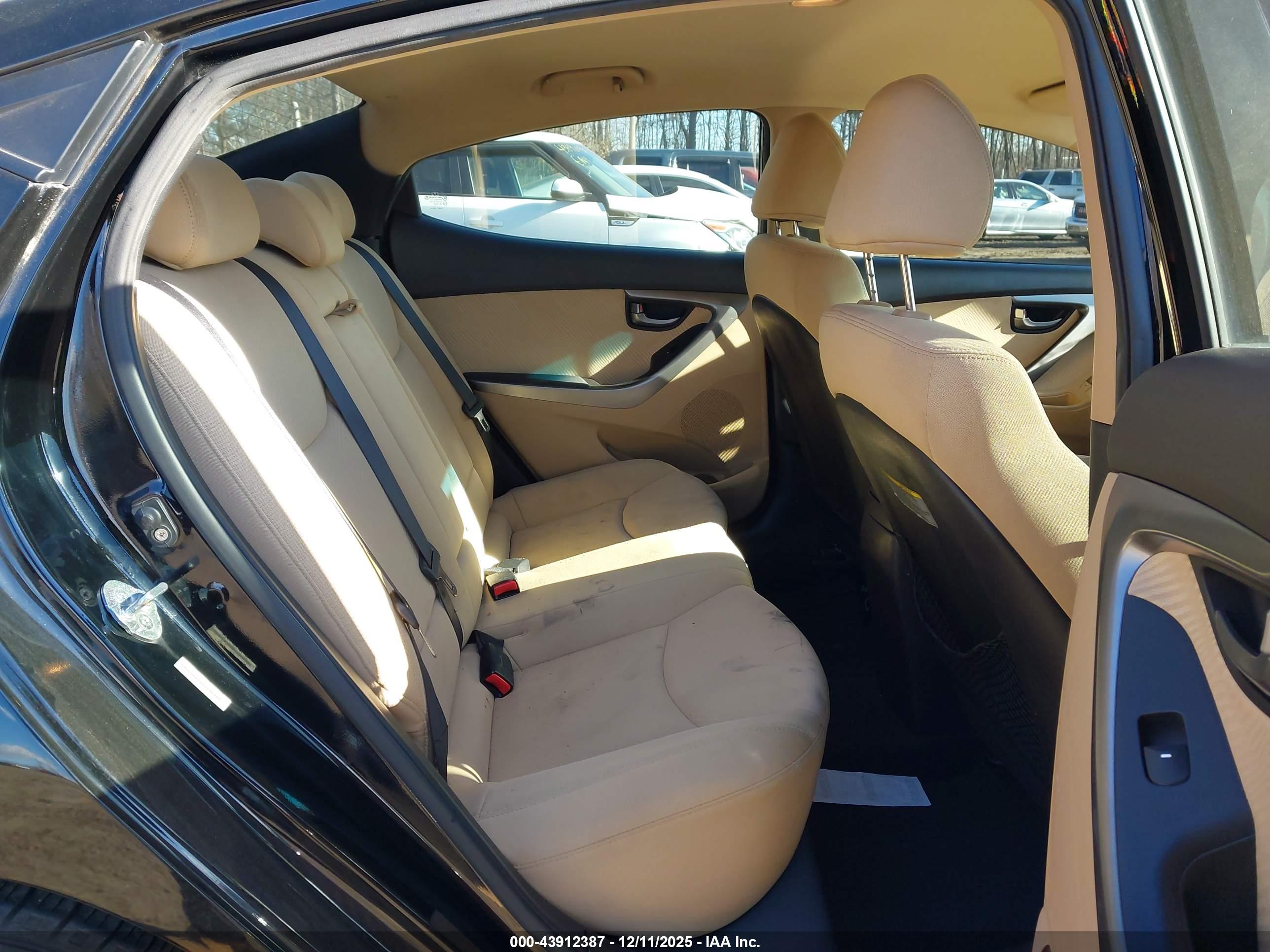 HYUNDAI ELANTRA image 8