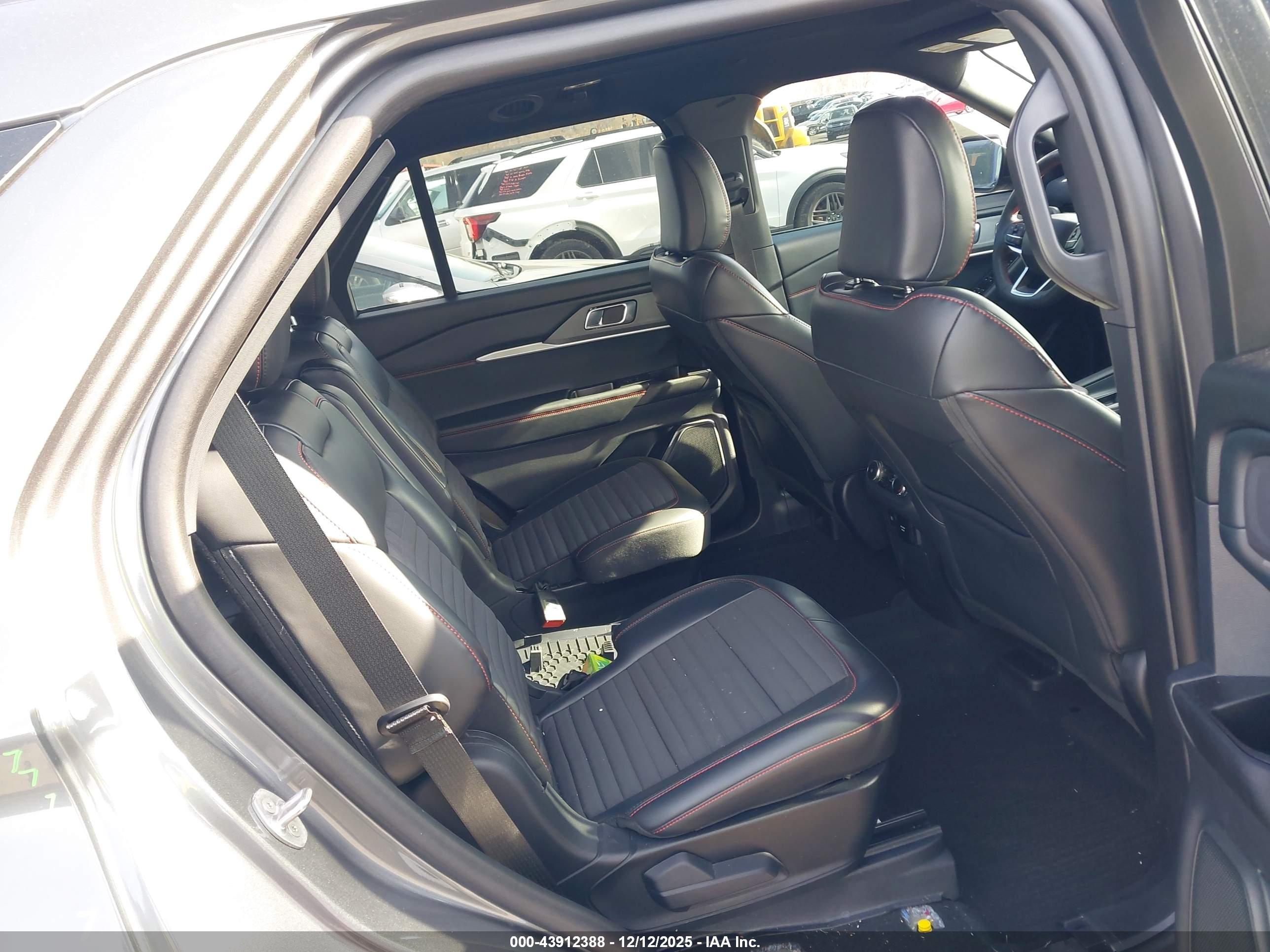 FORD EXPLORER image 8
