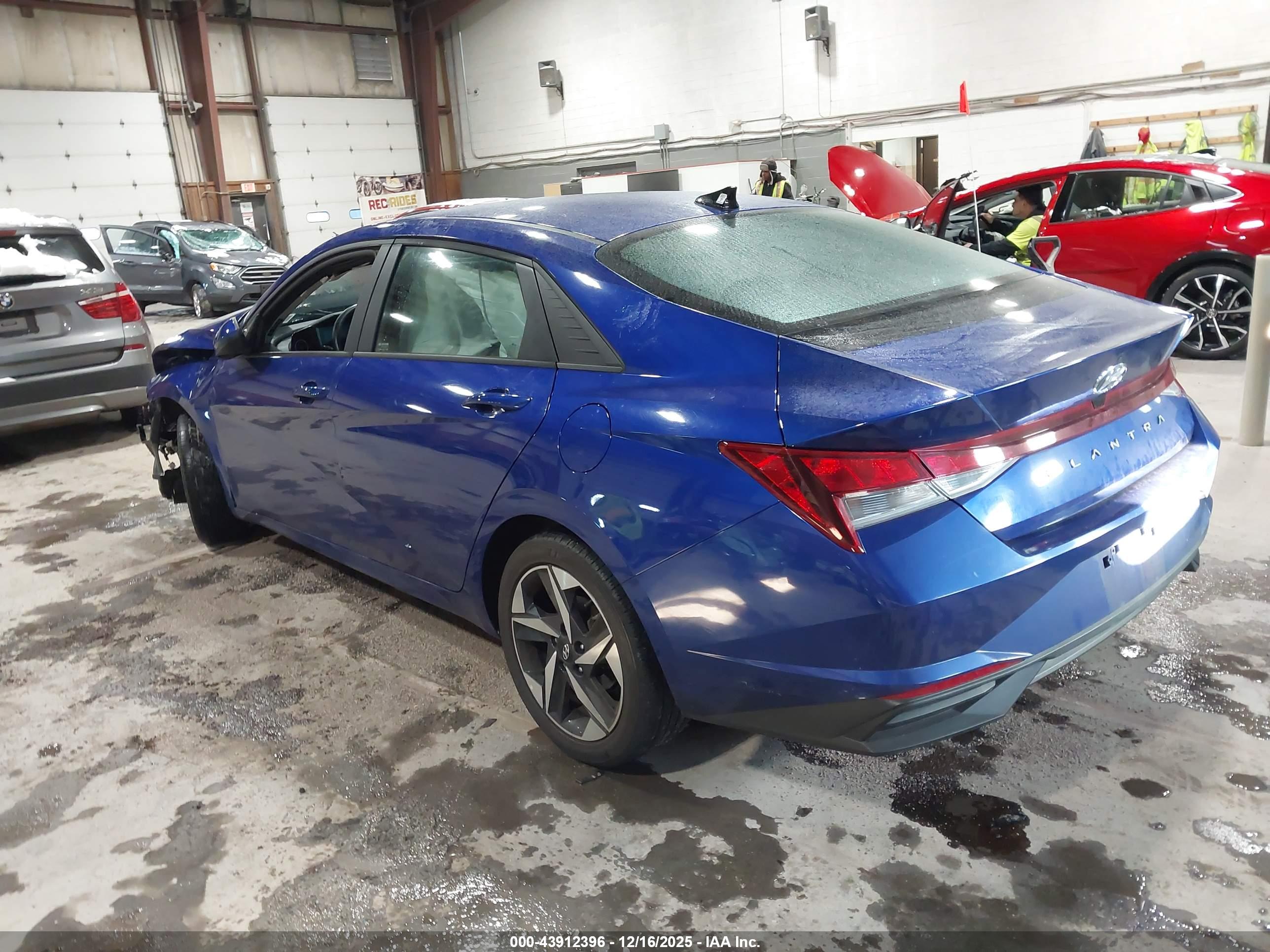 HYUNDAI ELANTRA image 3