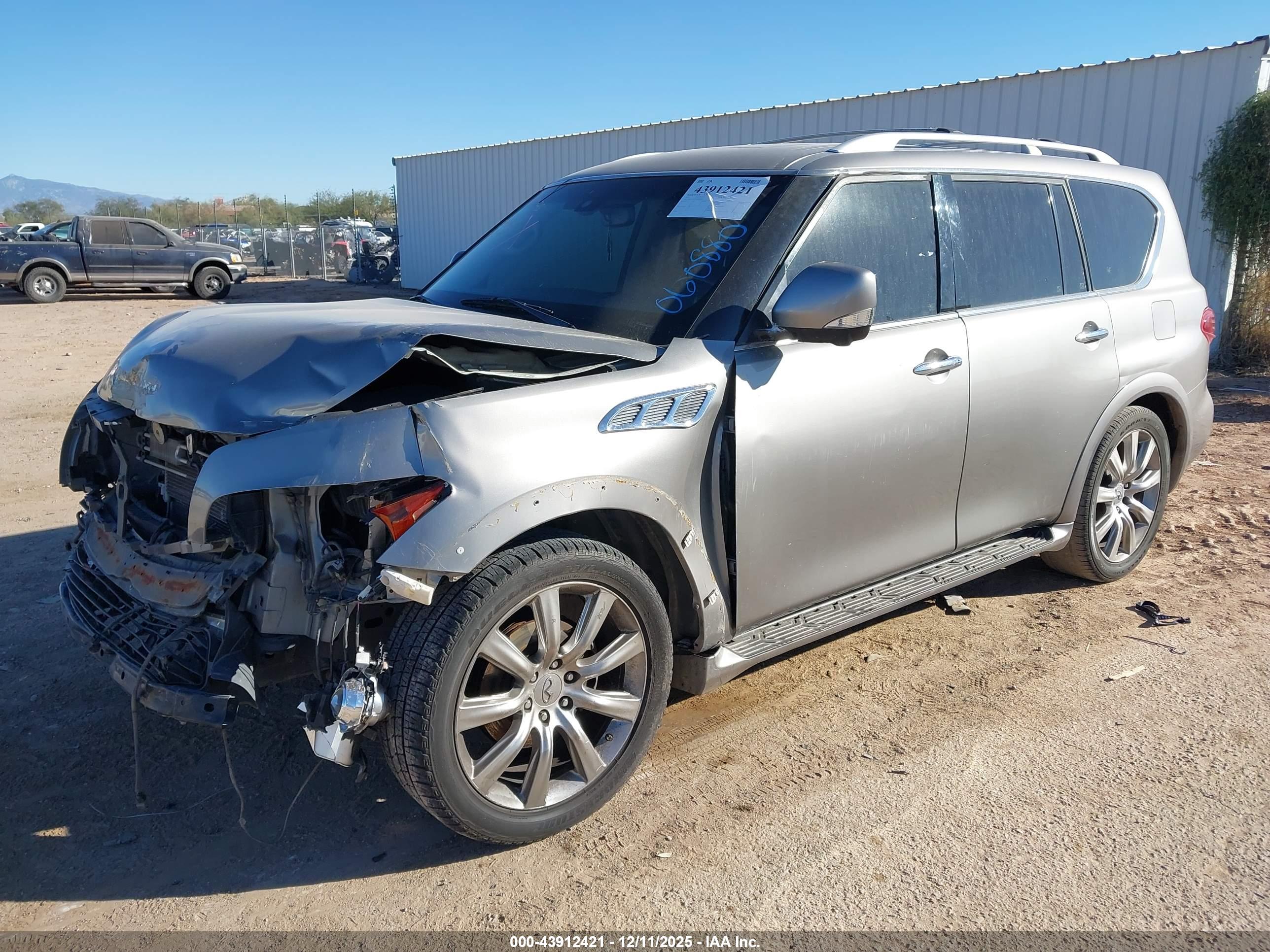 INFINITI QX56 image 2