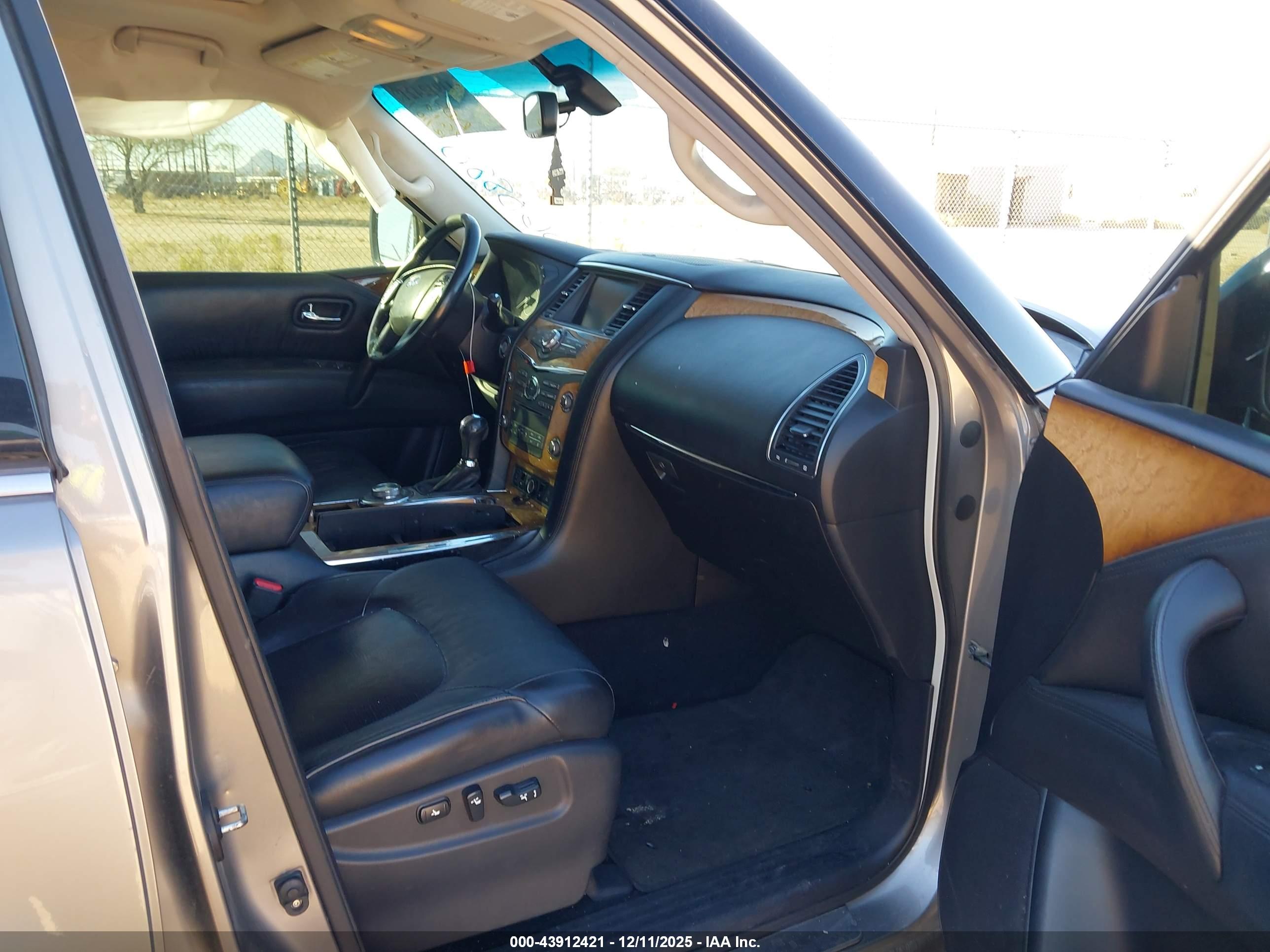 INFINITI QX56 image 5