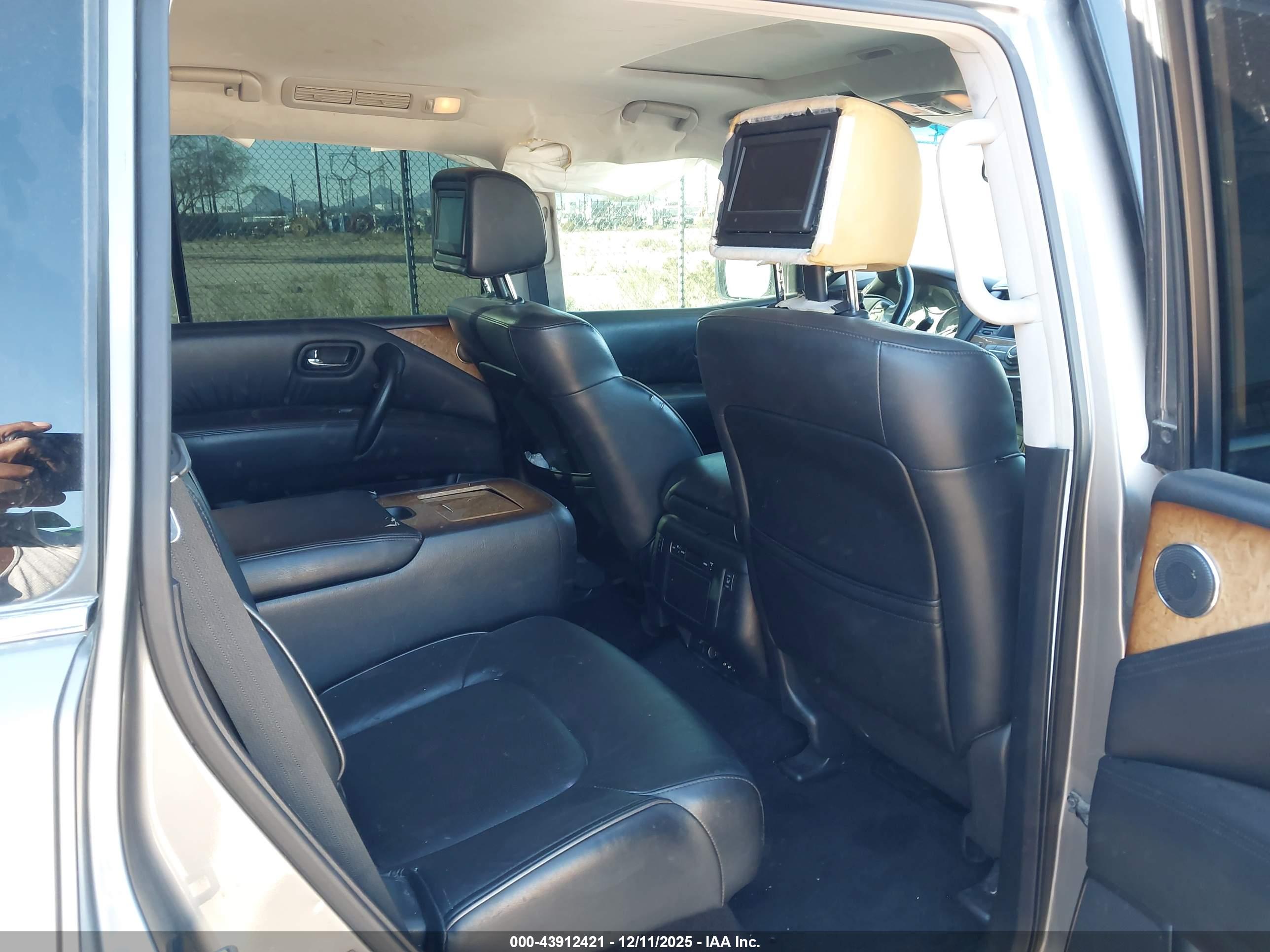 INFINITI QX56 image 8