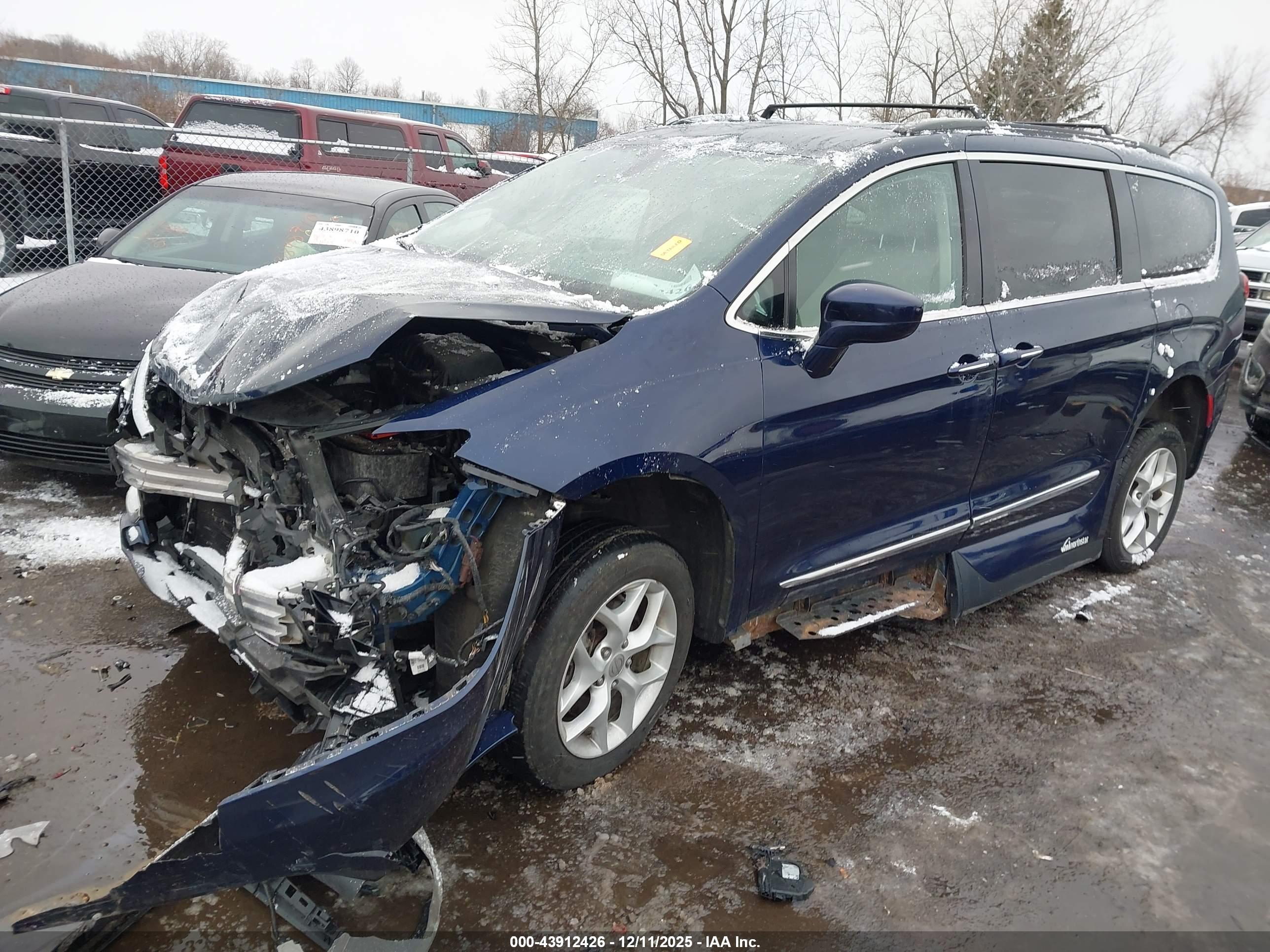 CHRYSLER PACIFICA image 2