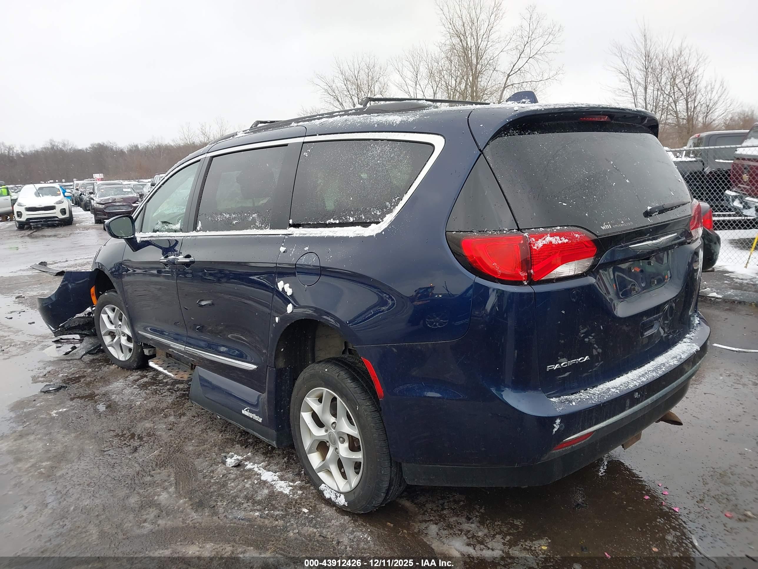 CHRYSLER PACIFICA image 3