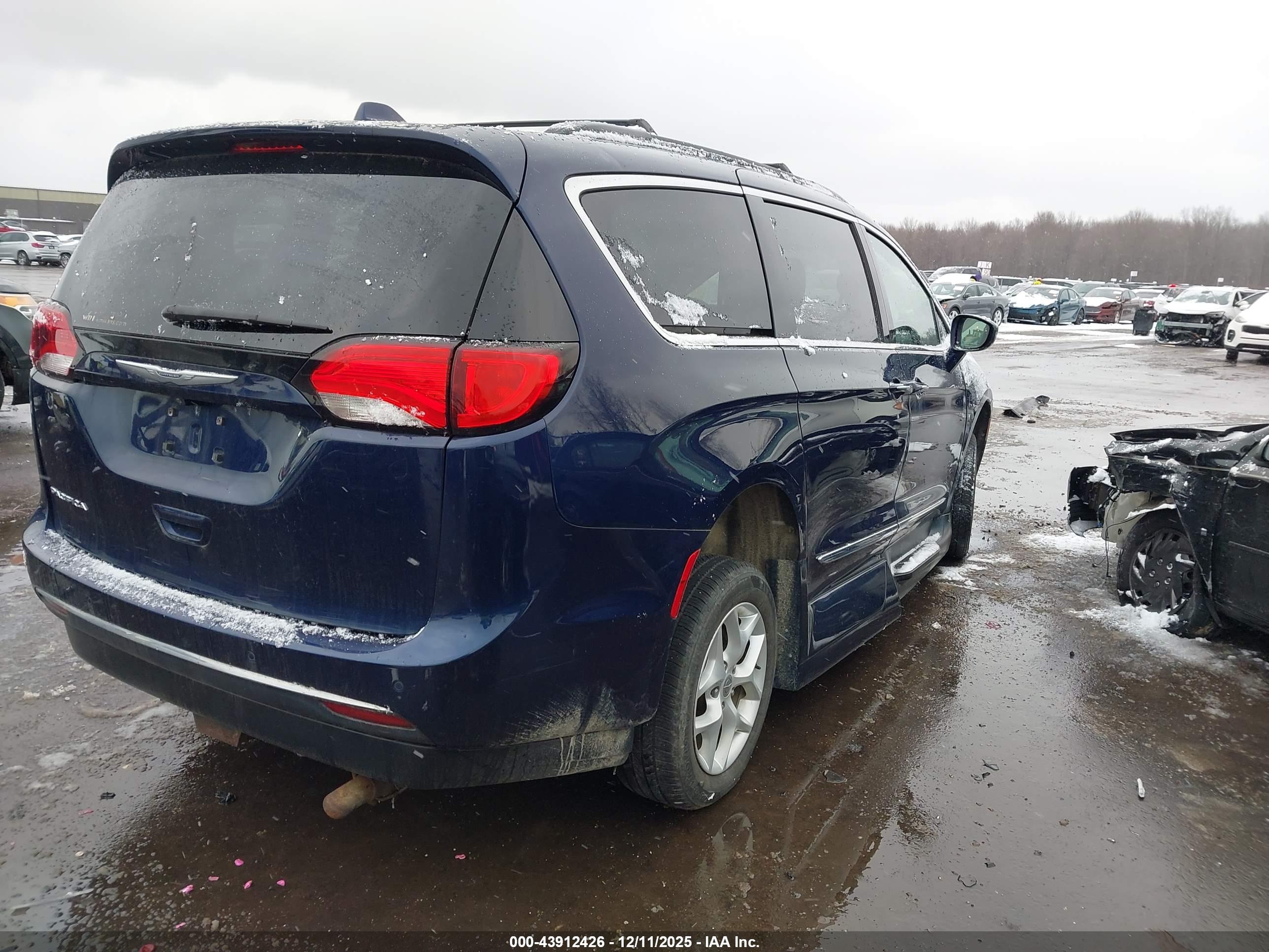 CHRYSLER PACIFICA image 4