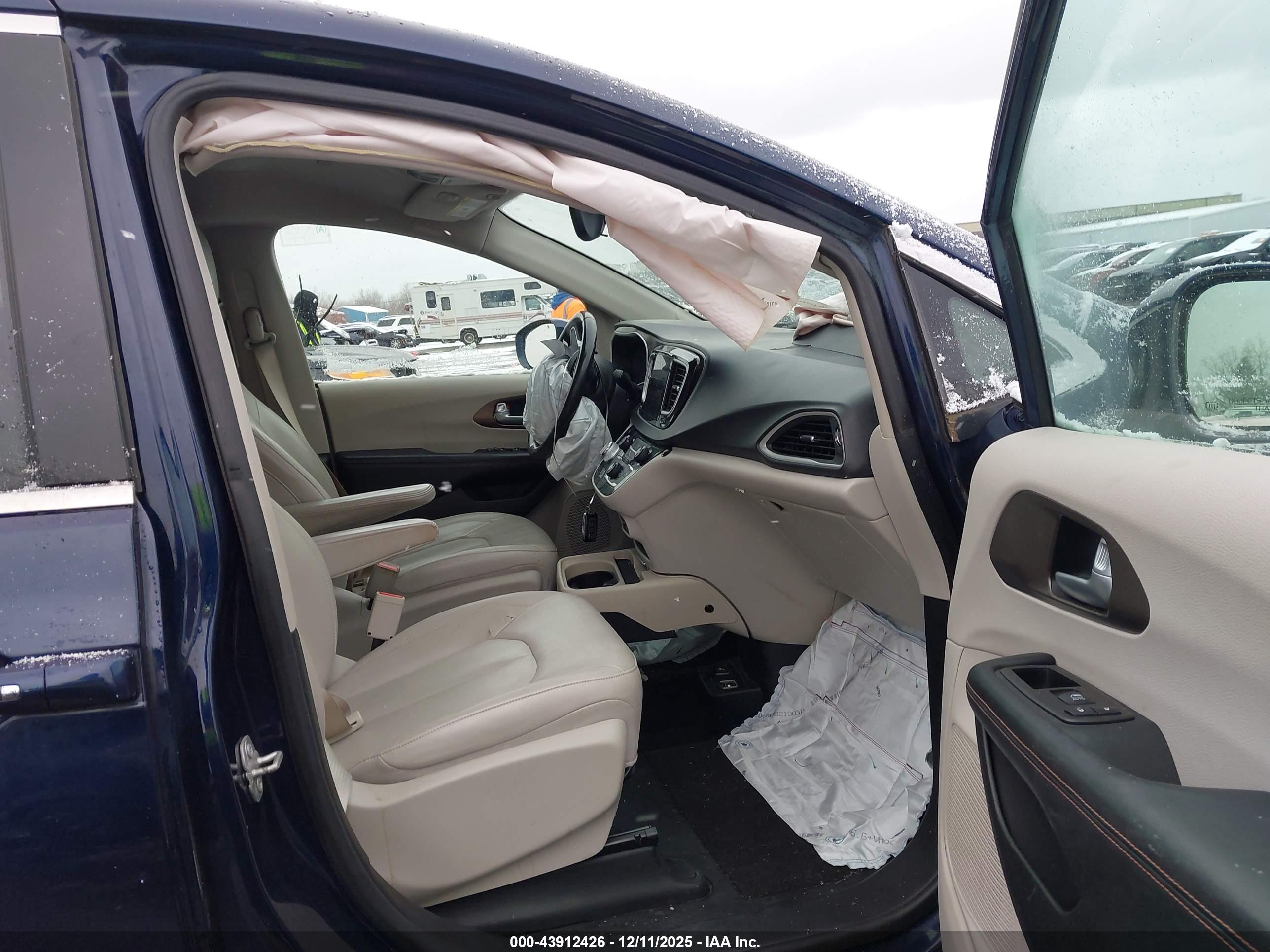 CHRYSLER PACIFICA image 5