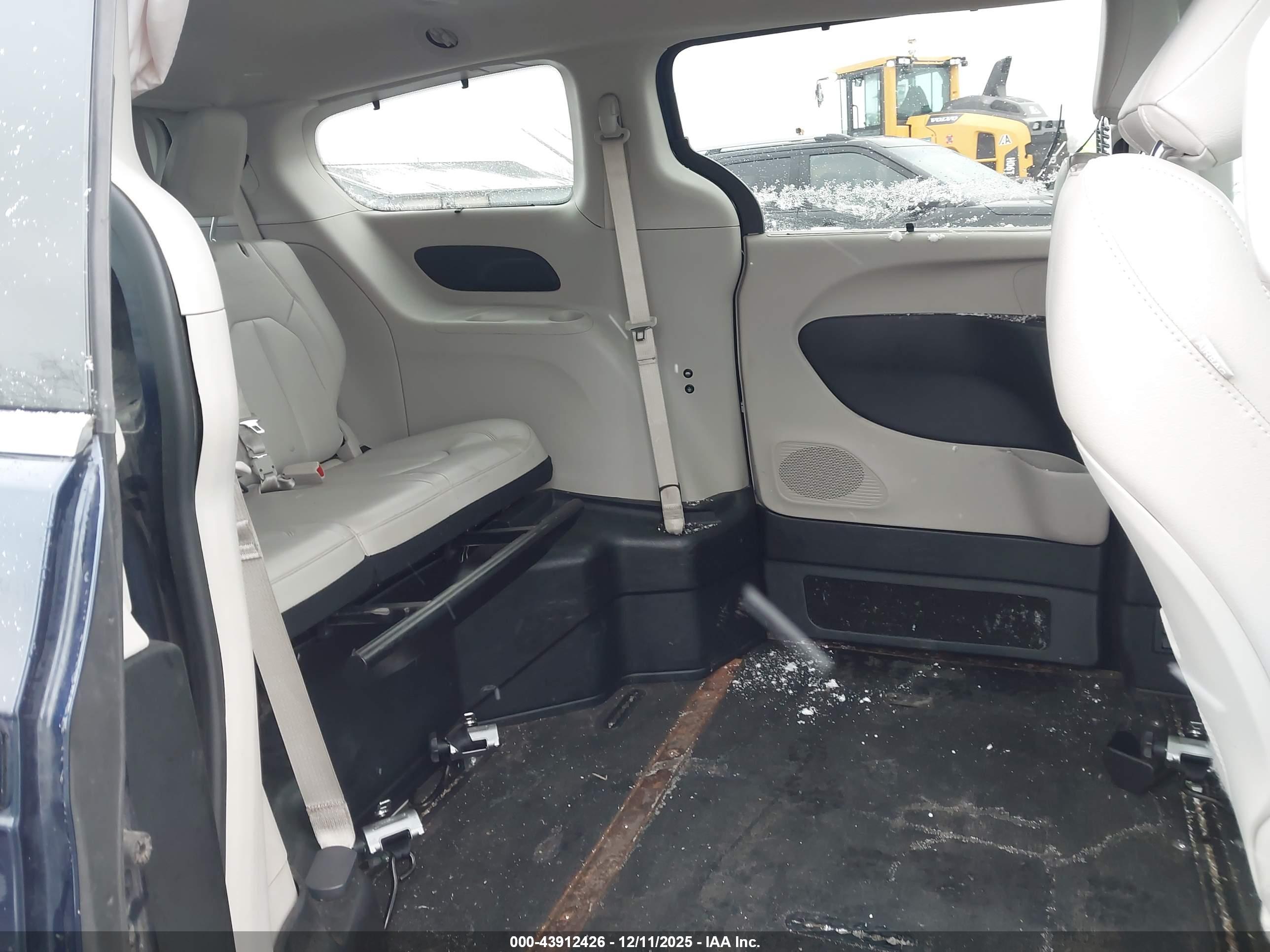 CHRYSLER PACIFICA image 8