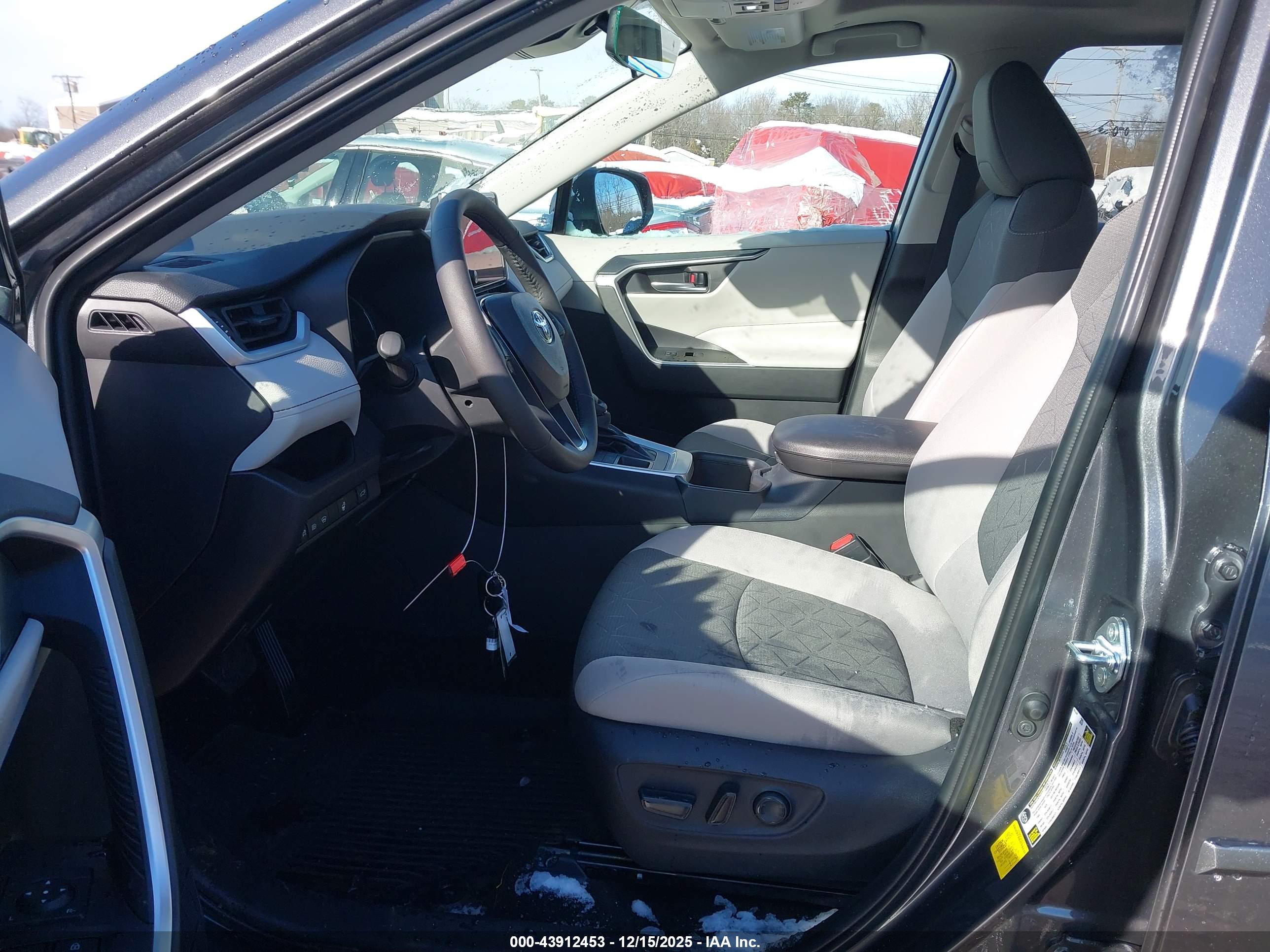 TOYOTA RAV4 image 5