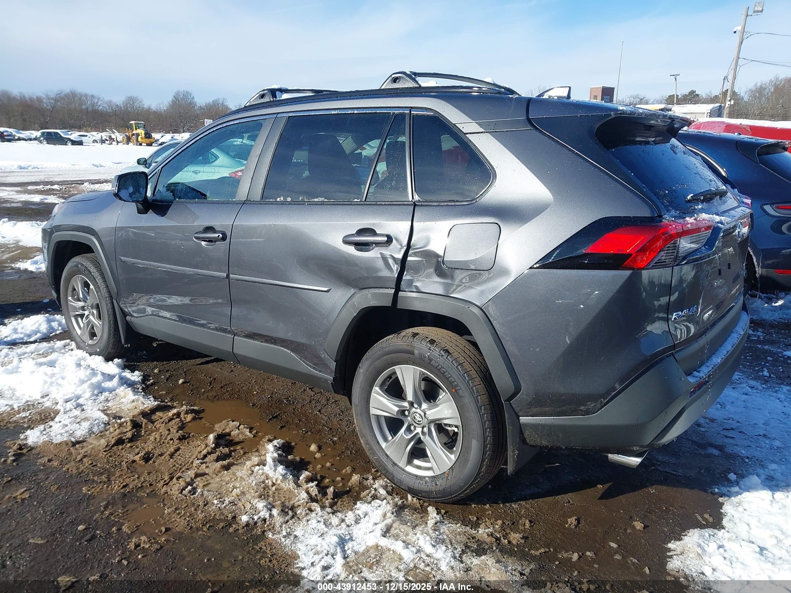 TOYOTA RAV4 image 6