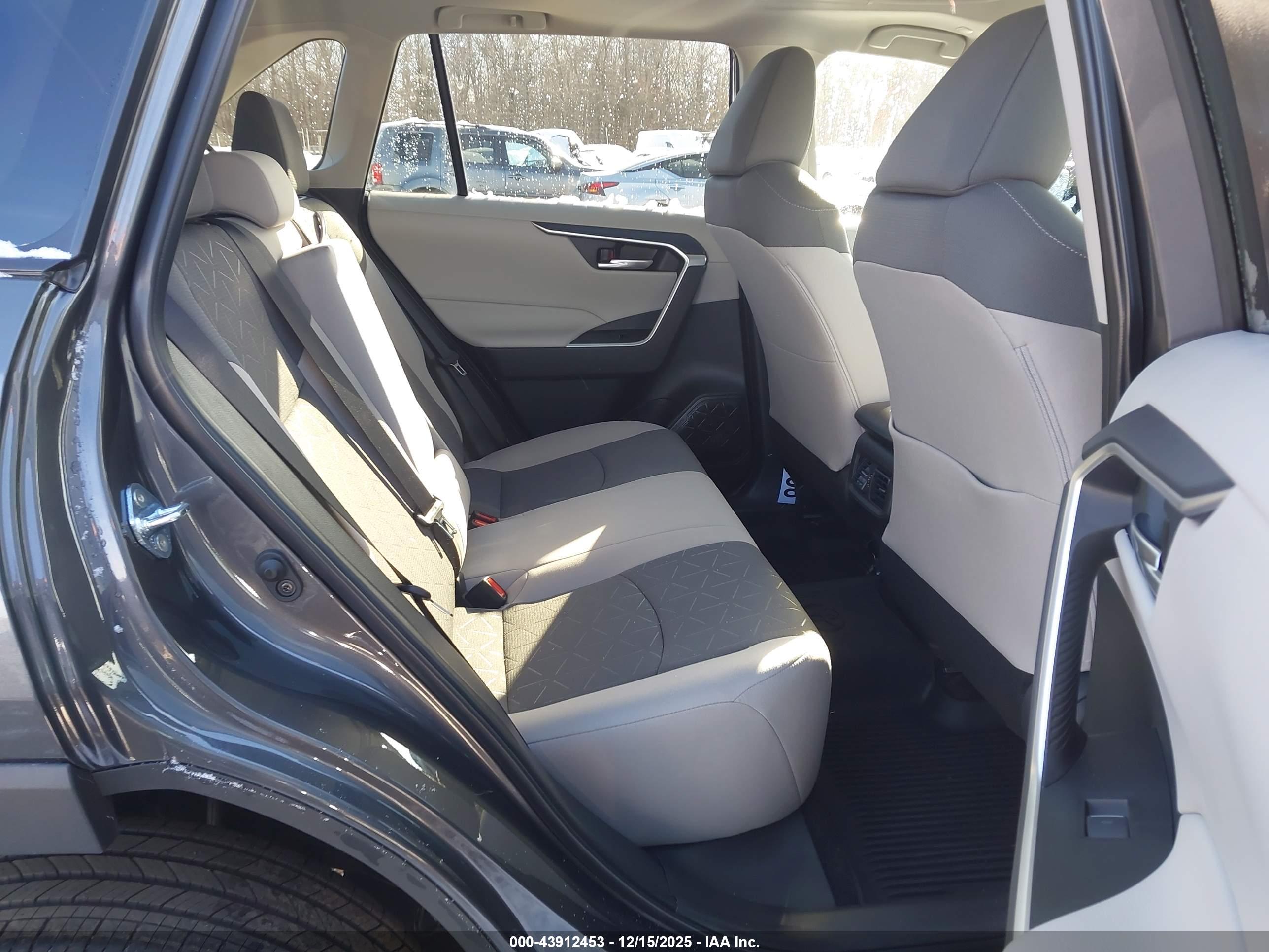 TOYOTA RAV4 image 8