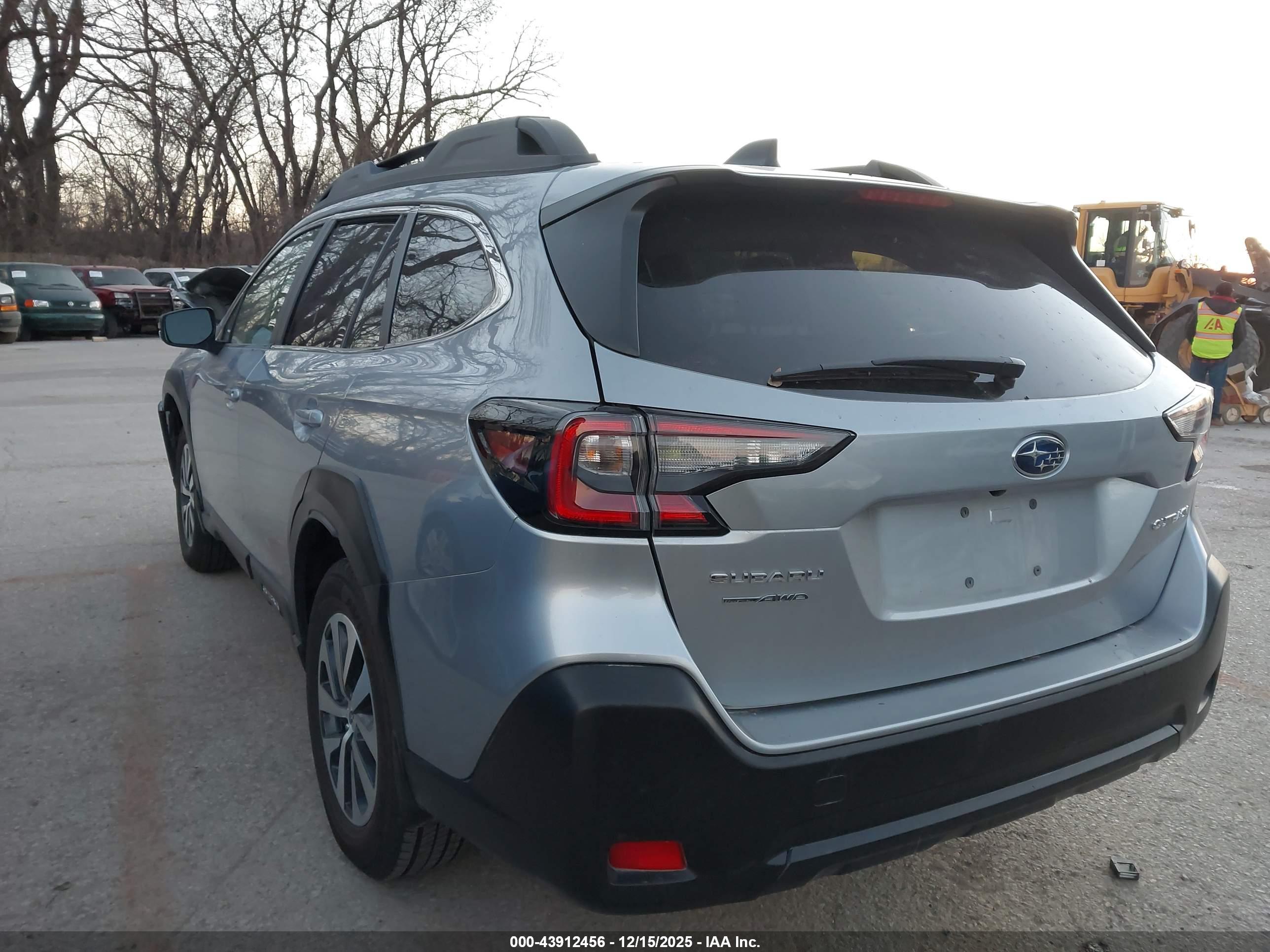 SUBARU OUTBACK image 3