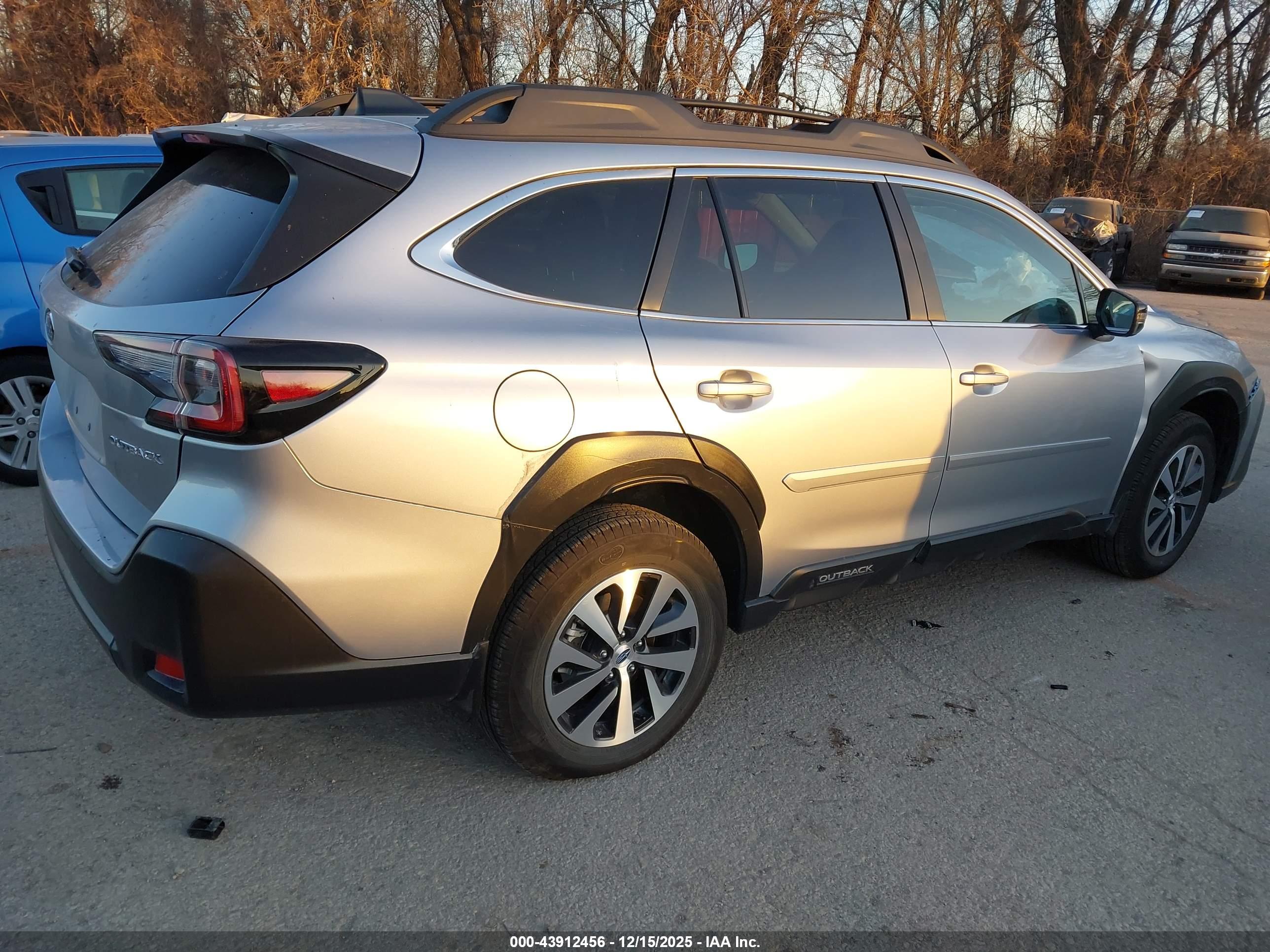 SUBARU OUTBACK image 4